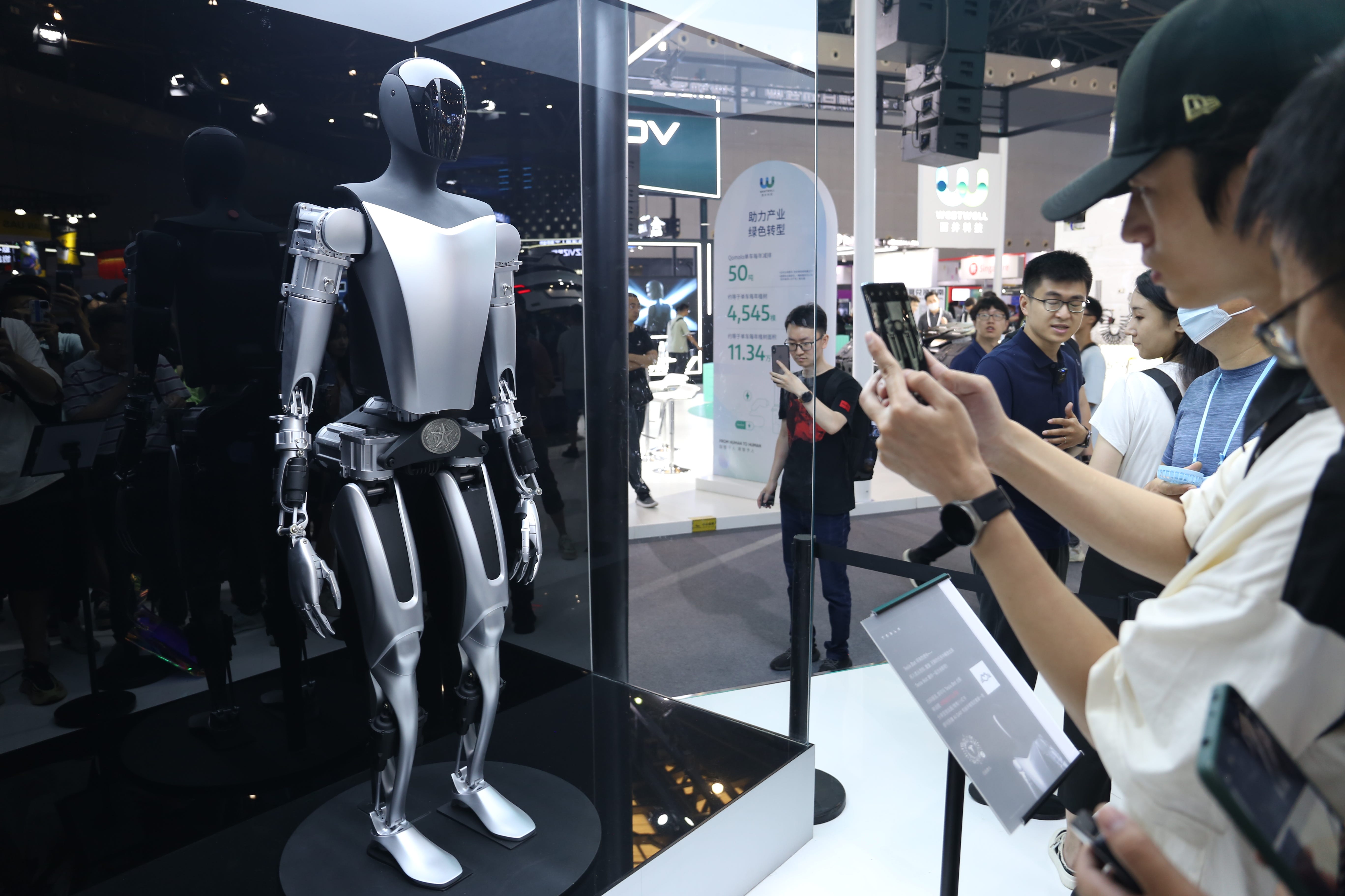 Teslas humanoider Roboter Optimus ausgestellt
