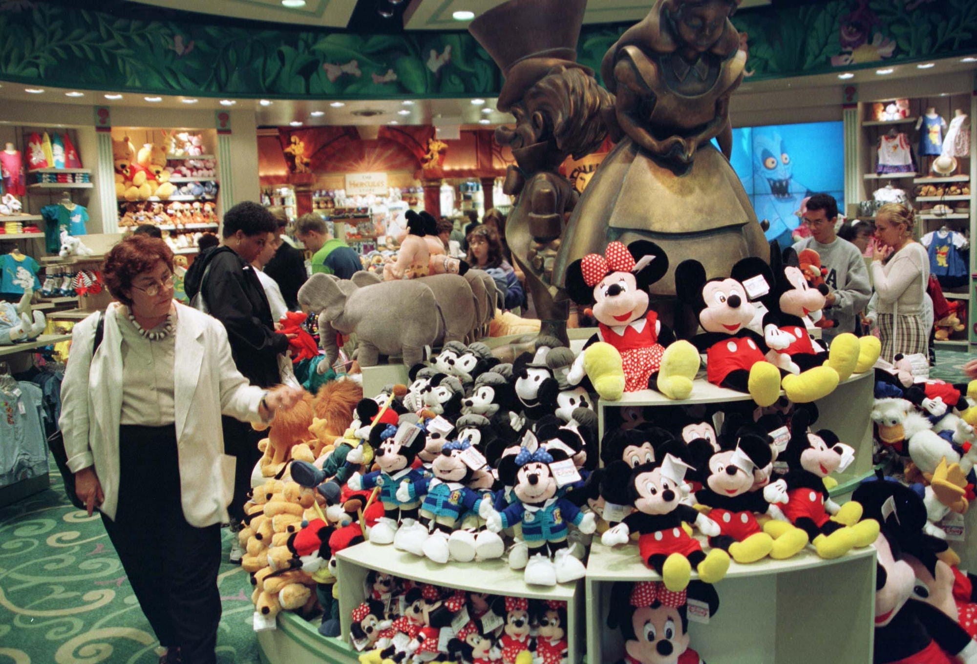 Am 18. Juni 1997 kaufen Menschen in einem New Yorker Disney Store ein.