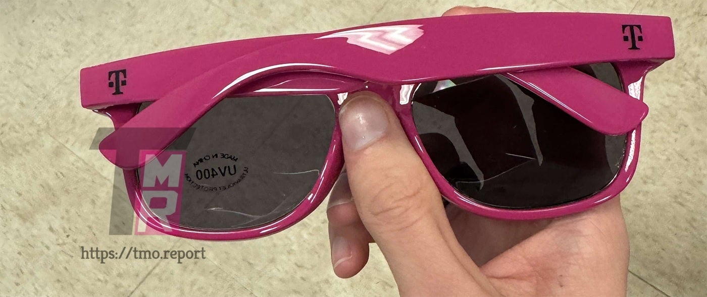 Die kostenlosen Brillen sind mit dem T-Mobile-Branding und der Farbe Magenta des Mobilfunkanbieters versehen – T-Mobile-Abonnenten erhalten die perfekte Belohnung für die bevorstehenden sonnigen Sommertage
