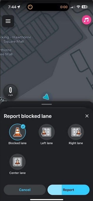 Die Option „Sperrspur“ schließt ein auf der Straße steckengebliebenes Fahrzeug ein. Waze vereinfacht seine App für Benutzer und entfernt eine Crowdsourcing-Meldemöglichkeit