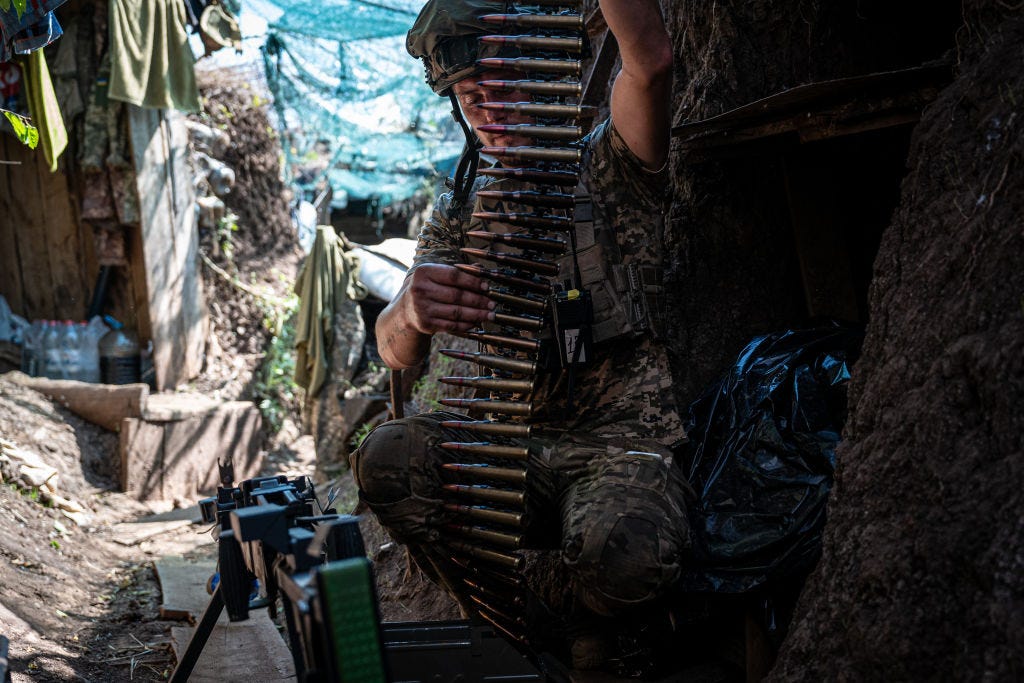 Ein ukrainischer Soldat lädt am 17. August 2023 im Oblast Donezk in der Ukraine ein Maschinengewehr in einen Schützengraben inmitten des Krieges zwischen Russland und der Ukraine.