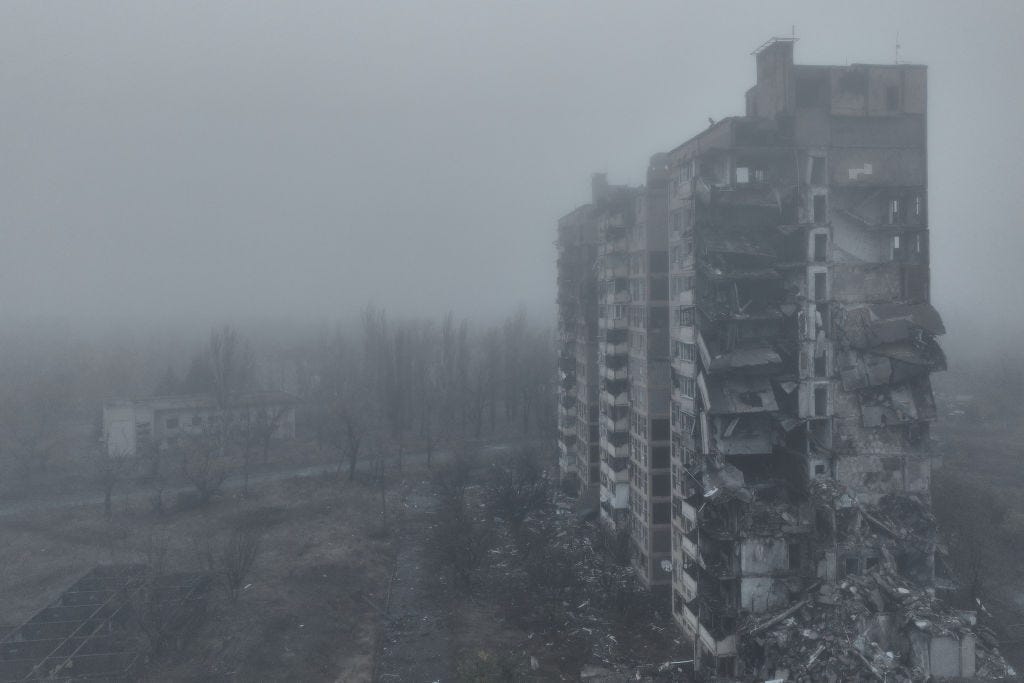 Eine Vogelperspektive auf die zerstörten Gebäude der Stadt Avdiivka am 26. Oktober 2023 in Avdiivka, Ukraine.