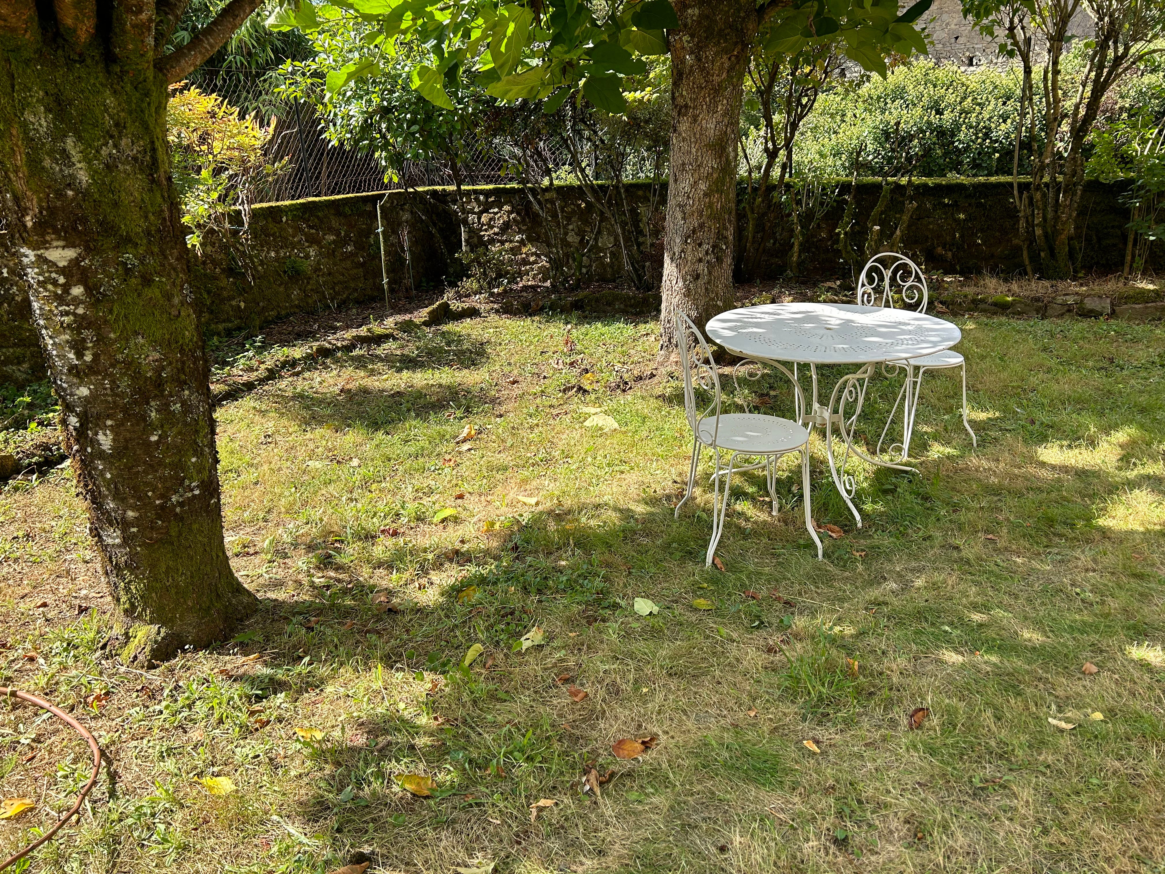 Eine Sitzecke im Garten.