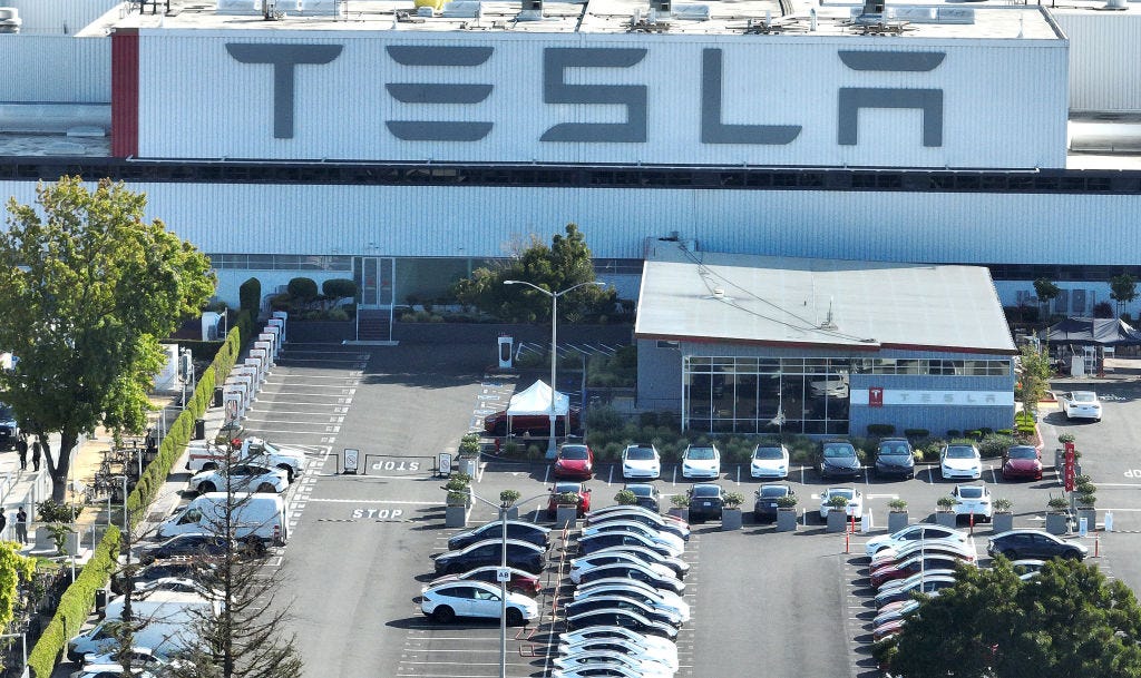 Tesla kündigte Entlassungen an.