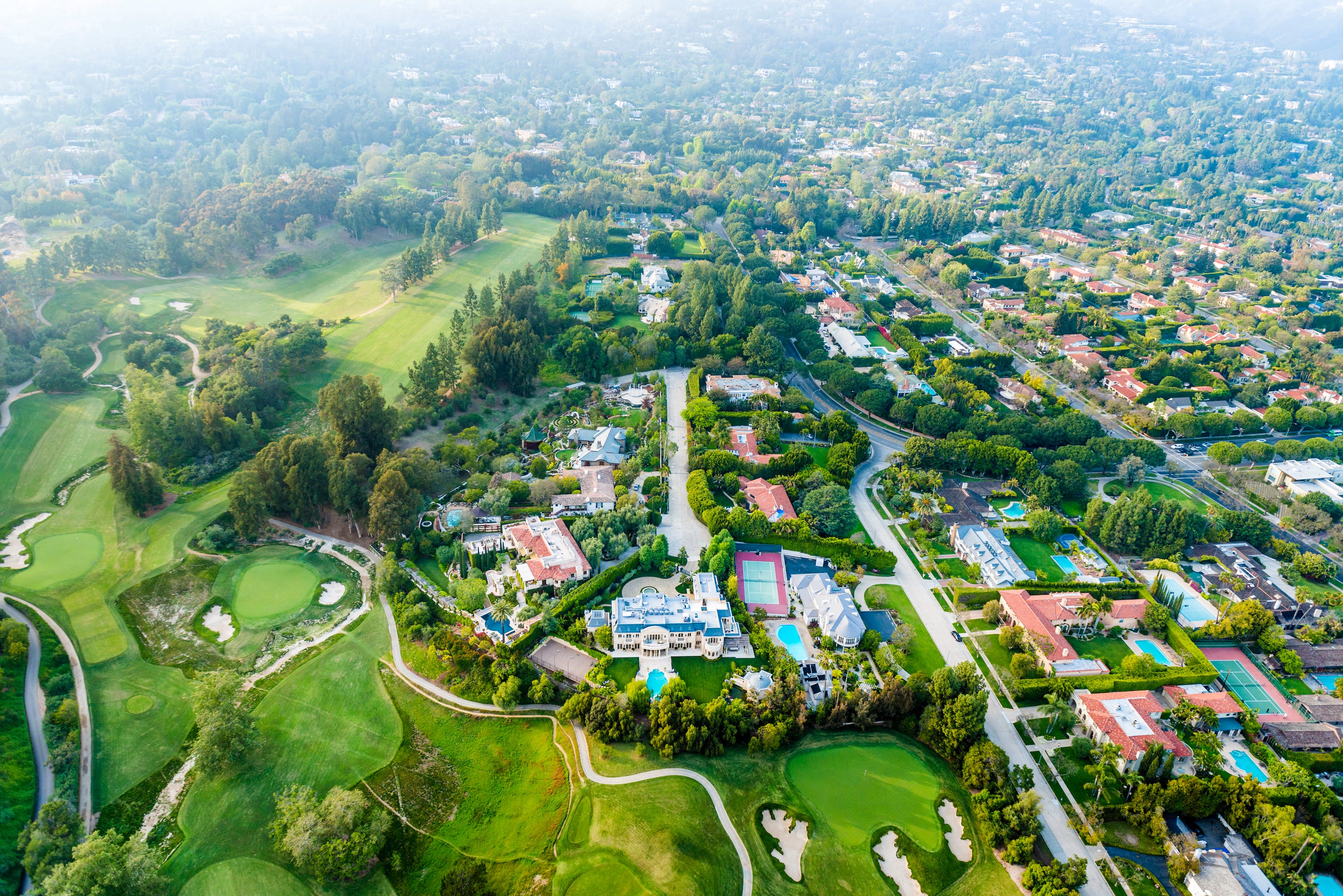 Luftaufnahme des Viertels Bel Air Los Angeles mit Villen und Golfplatz.