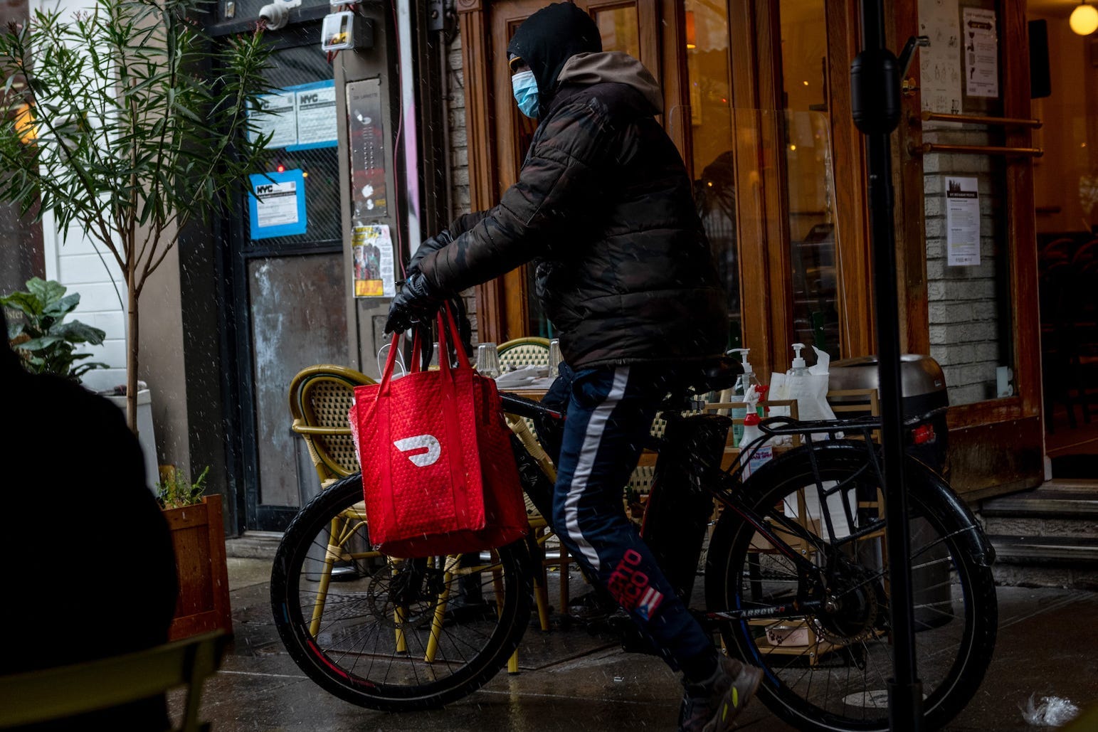 Ein DoorDash-Lieferfahrer mit dem Fahrrad
