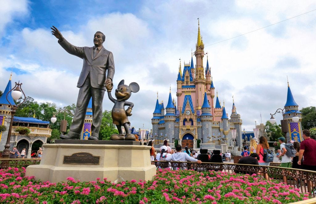 Die Statue von Walt Disney und Mickey Mouse im Cinderella Castle im Magic Kingdom, im Walt Disney World, in Lake Buena Vista, Florida.