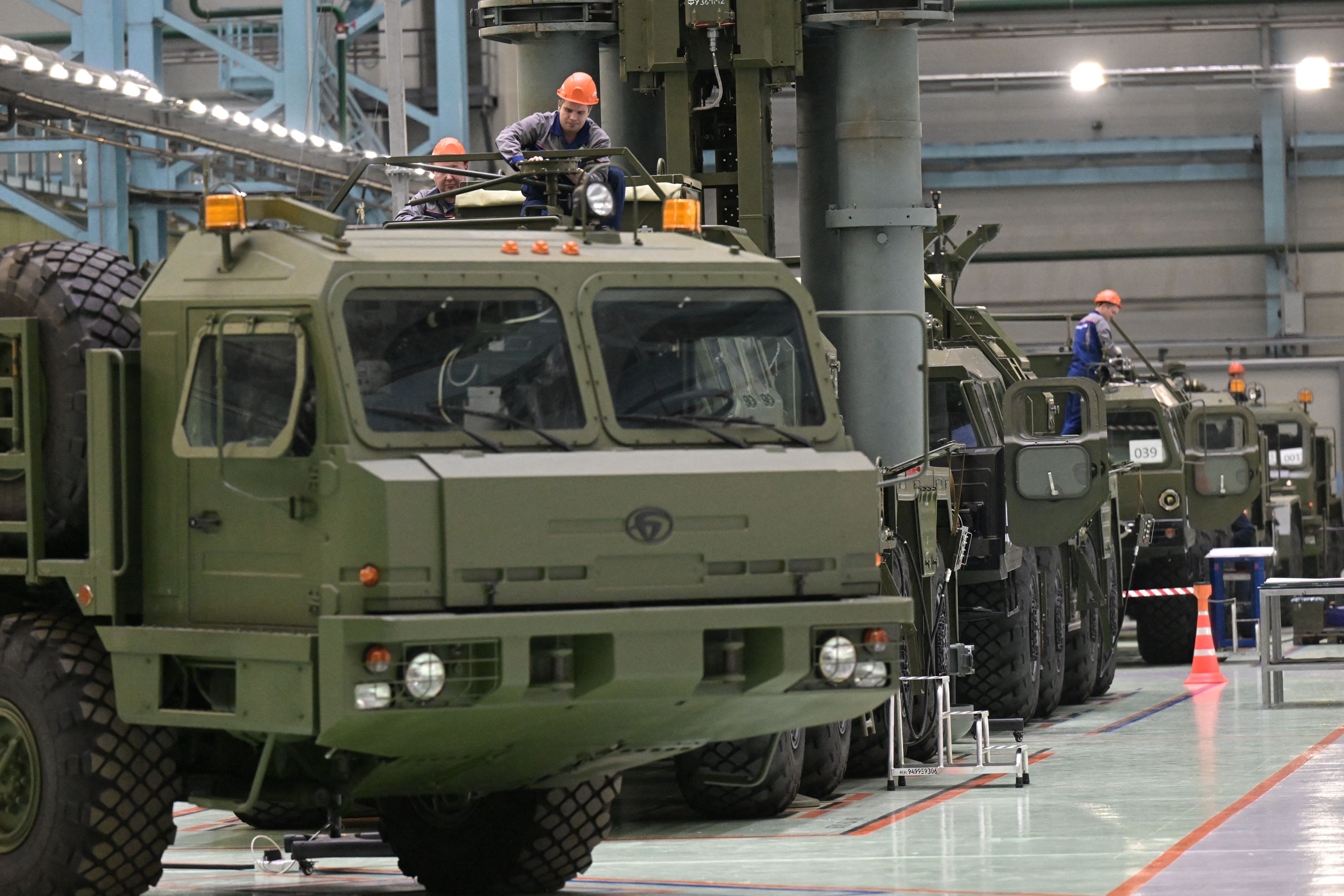 Militärfahrzeuge sind am 18. Januar 2023 in einem Werk des russischen Raketenherstellers Almaz-Antey in Sankt Petersburg abgebildet.