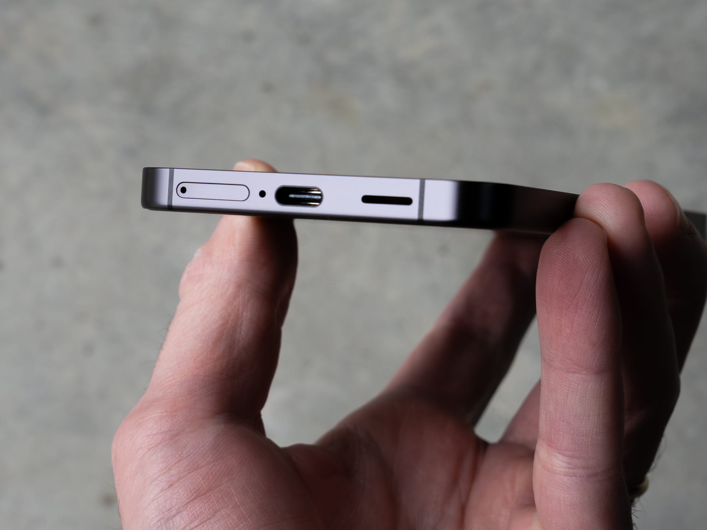 Die Unterkante des Samsung Galaxy S24 zeigt den USB-C-Anschluss.