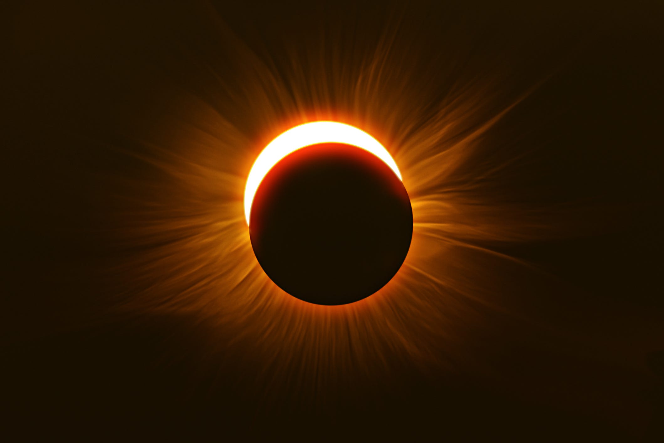 Eine fast vollständig fotografierte Sonnenfinsternis