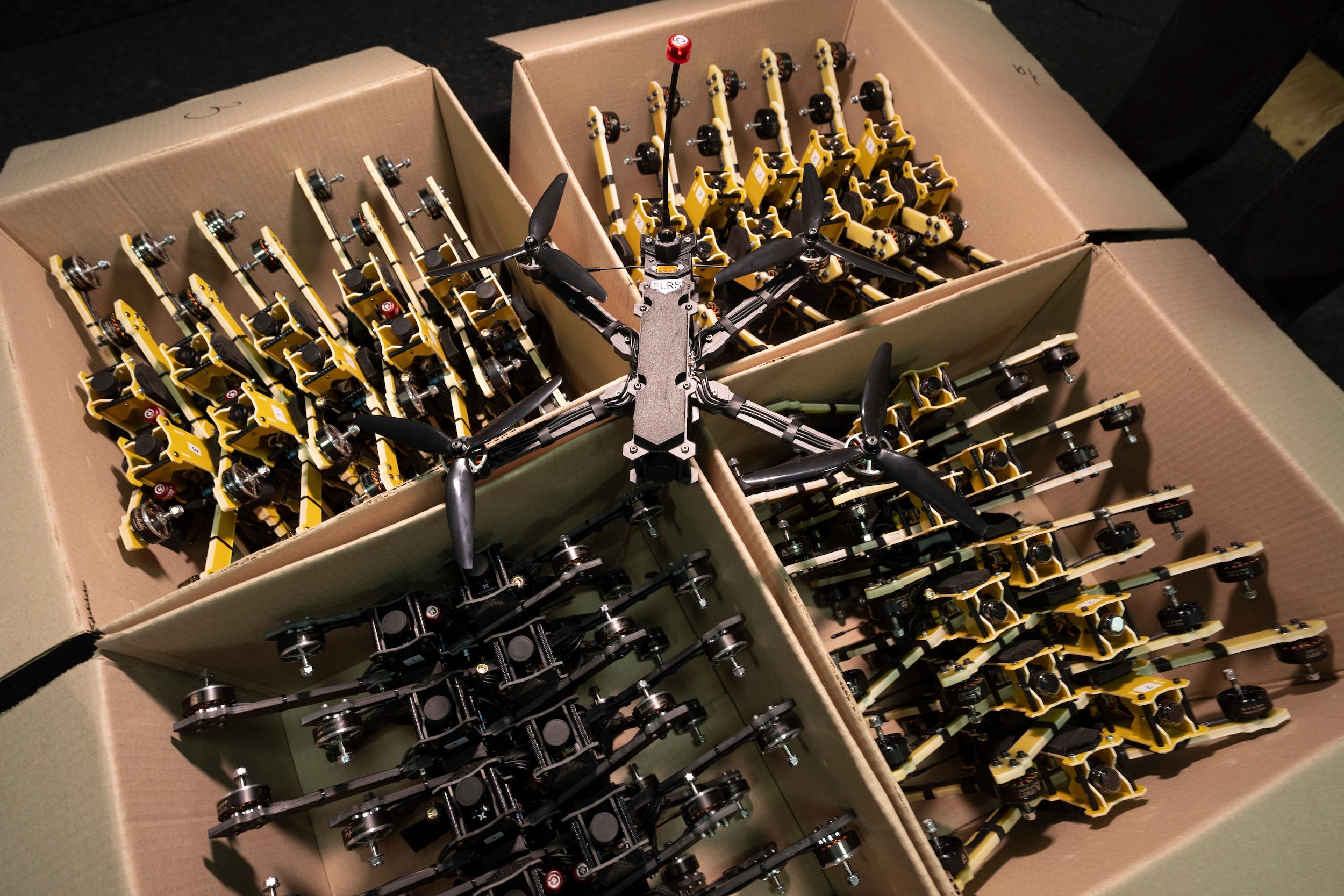Explodierende Drohnen stehen bereit für den Transport auf das Schlachtfeld in der Region Kiew in der Ukraine.