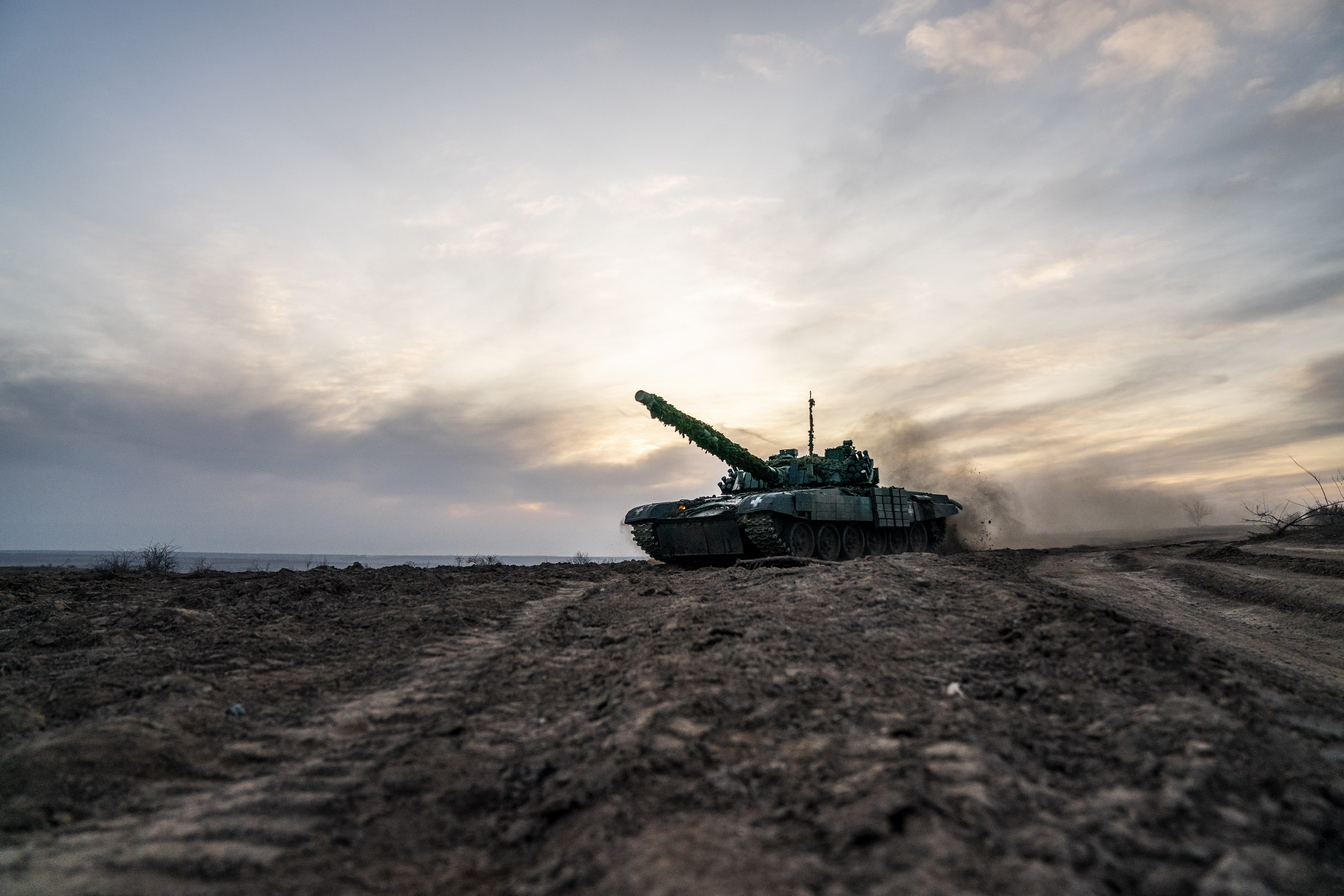 Ukrainische Soldaten einer Panzereinheit setzen ihre militärische Mobilität fort, um sich auf den Kampf vorzubereiten, während der russisch-ukrainische Krieg nach dem 2. Jahrestag im Oblast Donezk, Ukraine, am 1. März 2024 weitergeht.