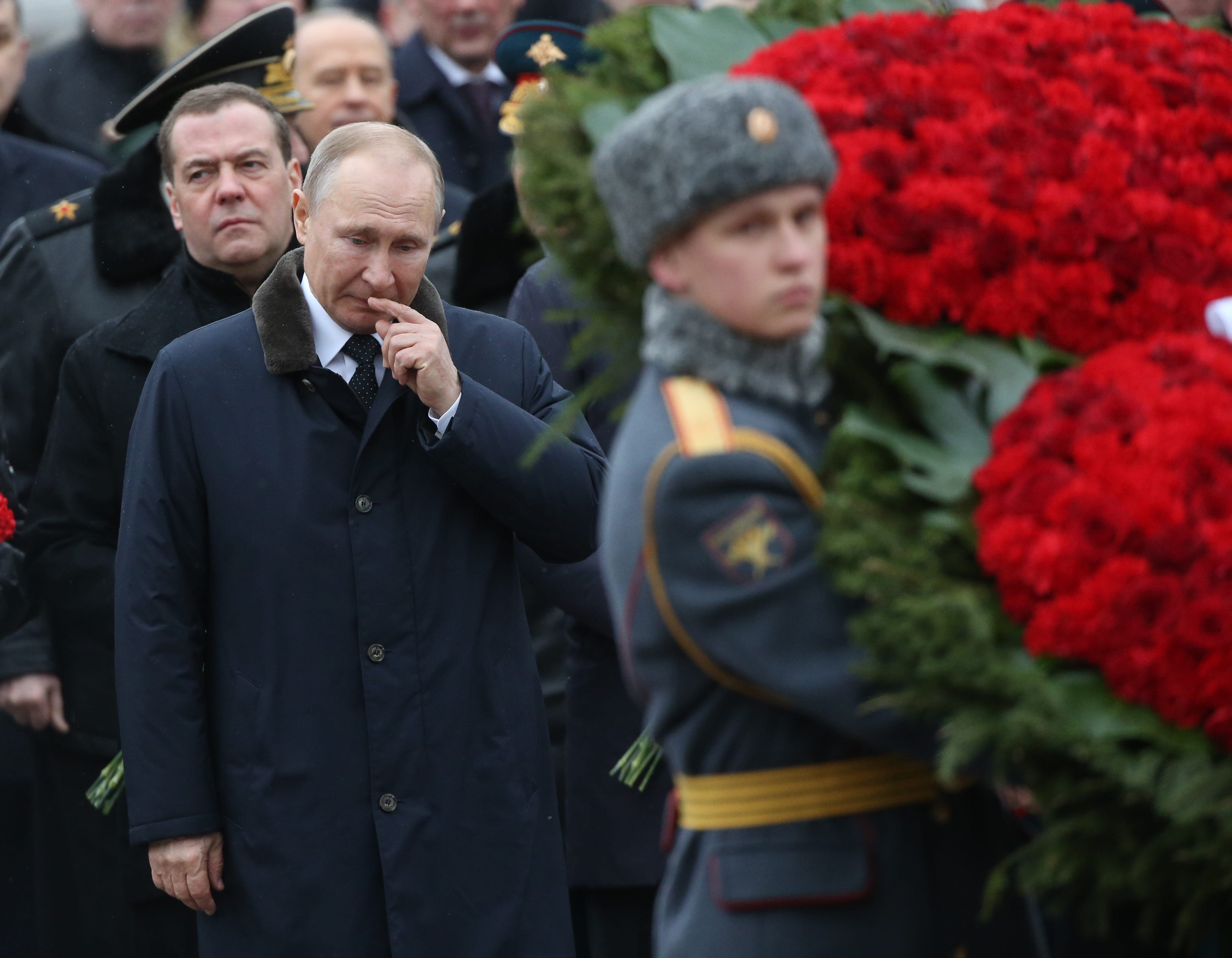 Der russische Präsident Wladimir Putin (Mitte) und der stellvertretende Vorsitzende des Sicherheitsrats Dmitri Medwedew (Mitte) während der Kranzniederlegung am Grab des unbekannten Soldaten vor dem Kreml am 23. Februar 2020 in Moskau, Russland.