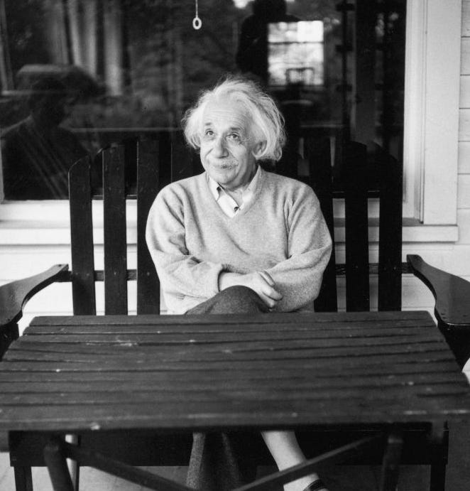 Foto von Albert Einstein auf seiner Veranda zu Hause in Princeton, New Jersey.