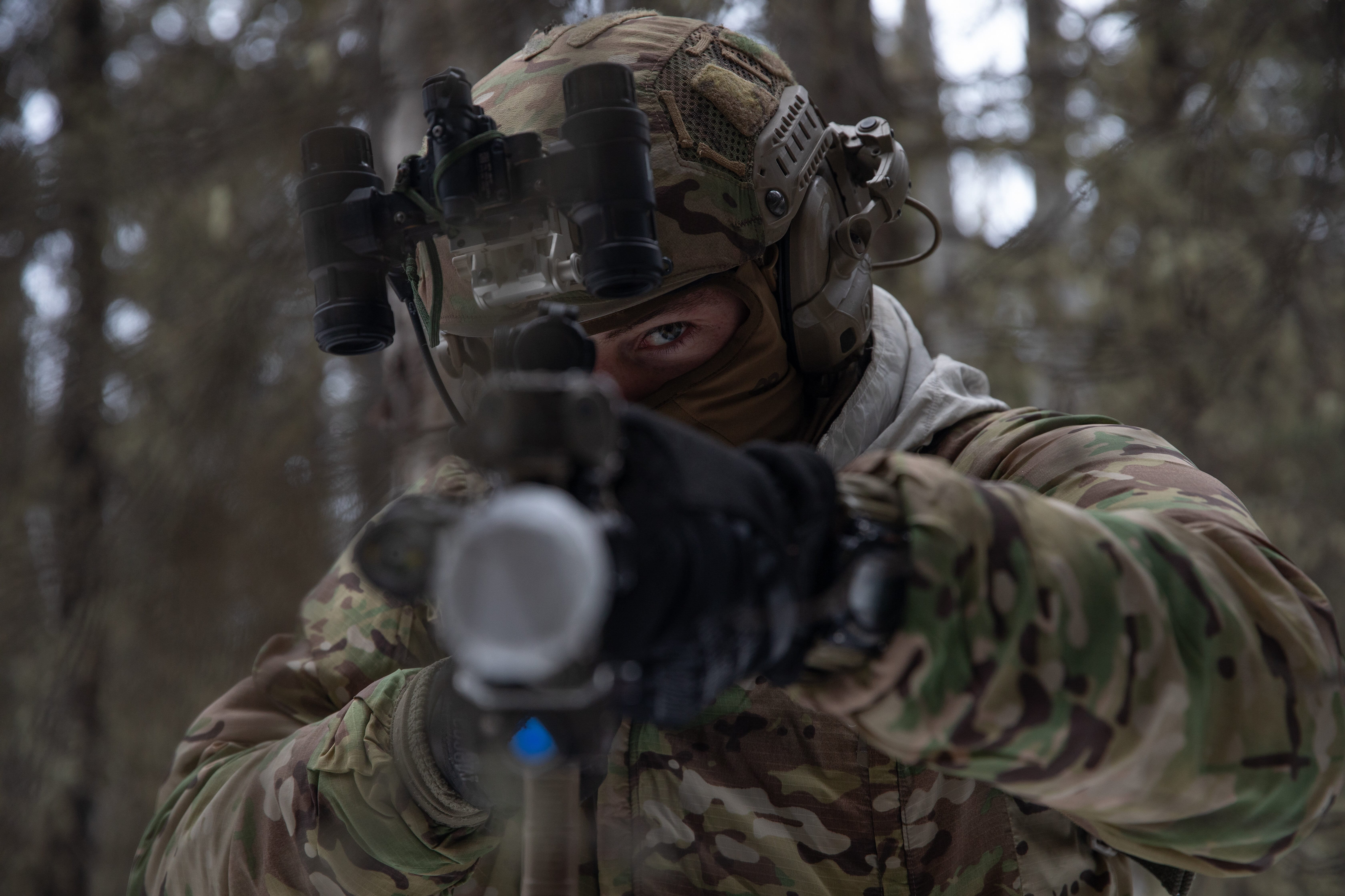 Ein Ranger der US-Armee vom 75. Ranger-Regiment sorgt während des Joint Pacific Multinational Readiness Center 24-02 im Donnelly Training Area, Alaska, am 12. Februar 2024 für die Sicherheit.