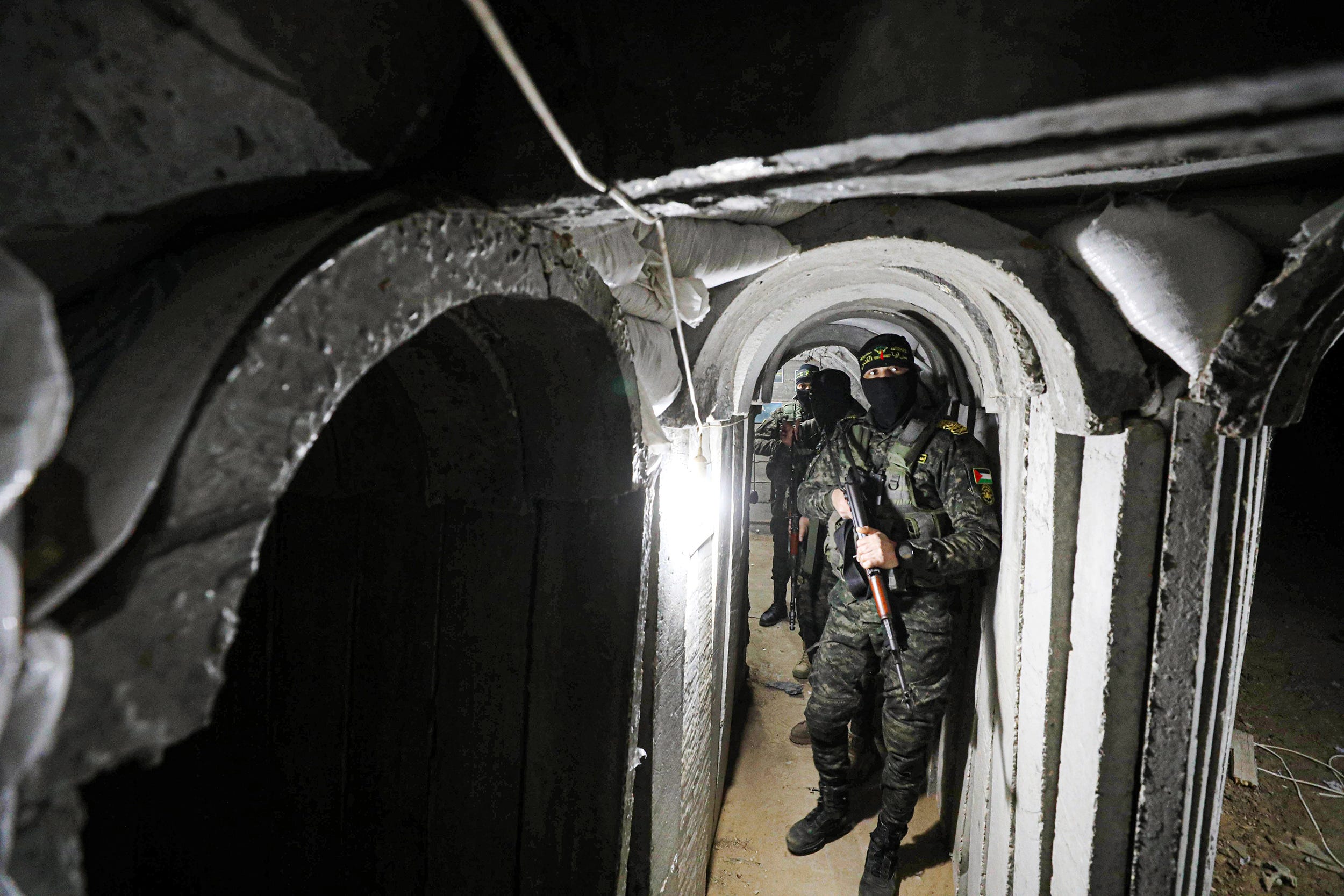 Mitglieder der Al-Quds-Brigaden, einem bewaffneten Flügel der Bewegung des Islamischen Dschihad, bewachen Tunnel an der Grenze zwischen Gaza und Israel vor einem möglichen Angriff israelischer Streitkräfte in Gaza-Stadt, Gaza, am 30. März 2023.