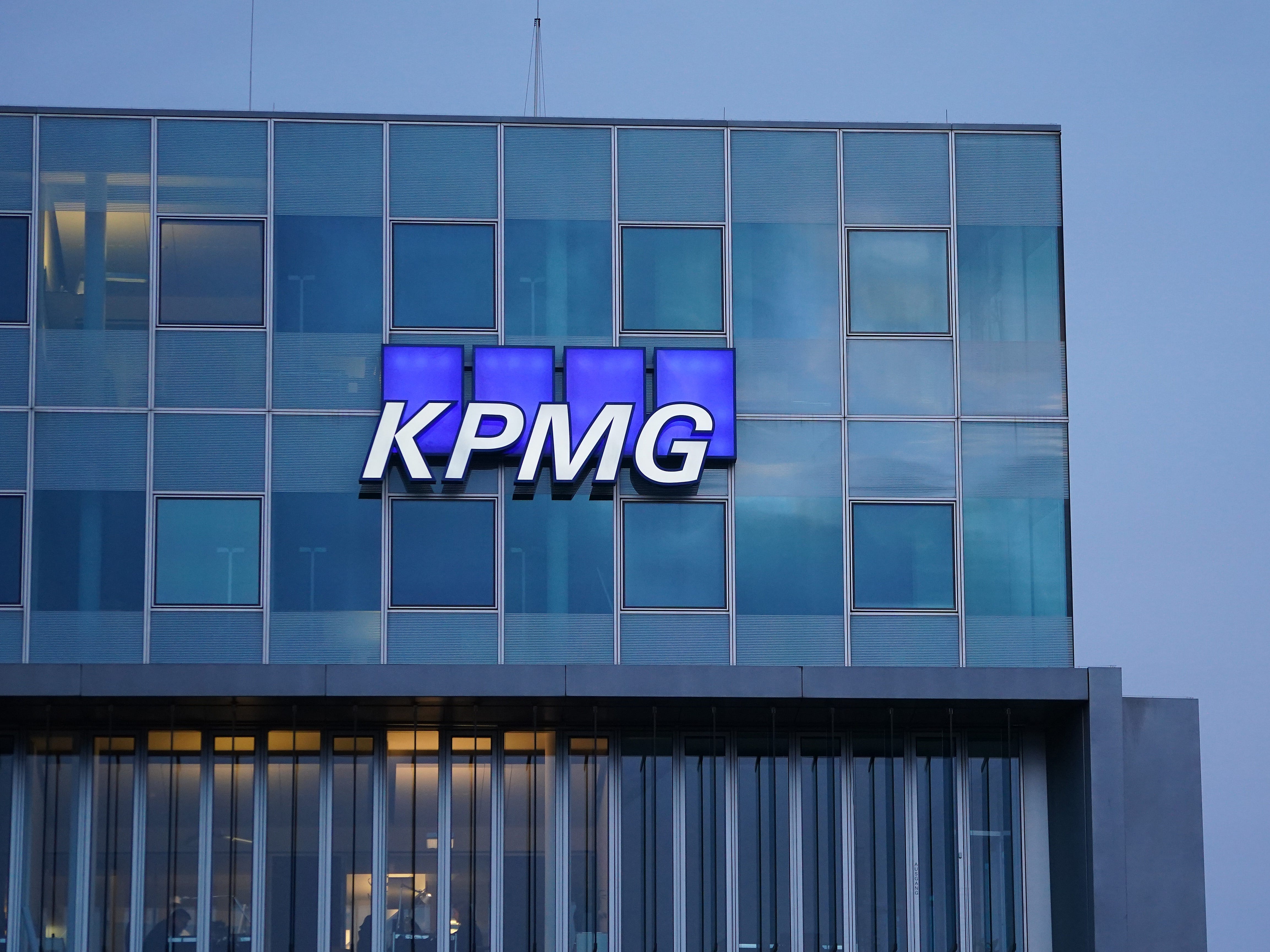 Das Logo von KPMG, einem multinationalen Steuerberatungs- und Buchhaltungsdienstleistungsunternehmen, hängt am 22. Januar 2021 an der Fassade eines KPMG-Bürogebäudes in Berlin, Deutschland.