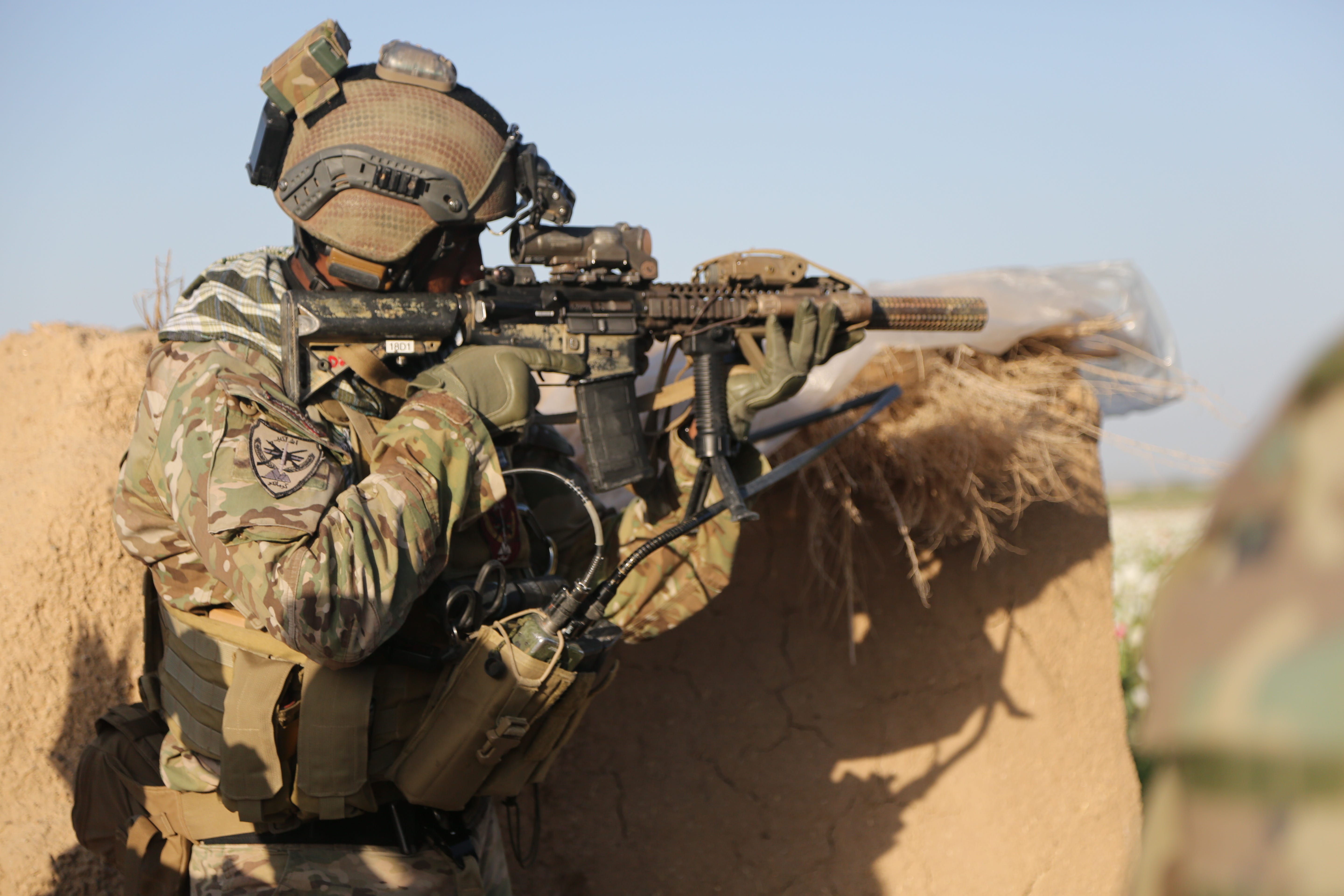 Ein Soldat der US Army Special Forces, der der Combined Joint Special Operations Task Force-Afghanistan zugeteilt ist, sorgt während einer Beratungsmission in Afghanistan am 10. April 2014 für Sicherheit.