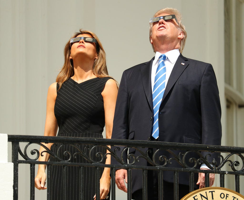 Frau und Herr Trump zeigen, wie man eine Sonnenfinsternis richtig betrachtet.