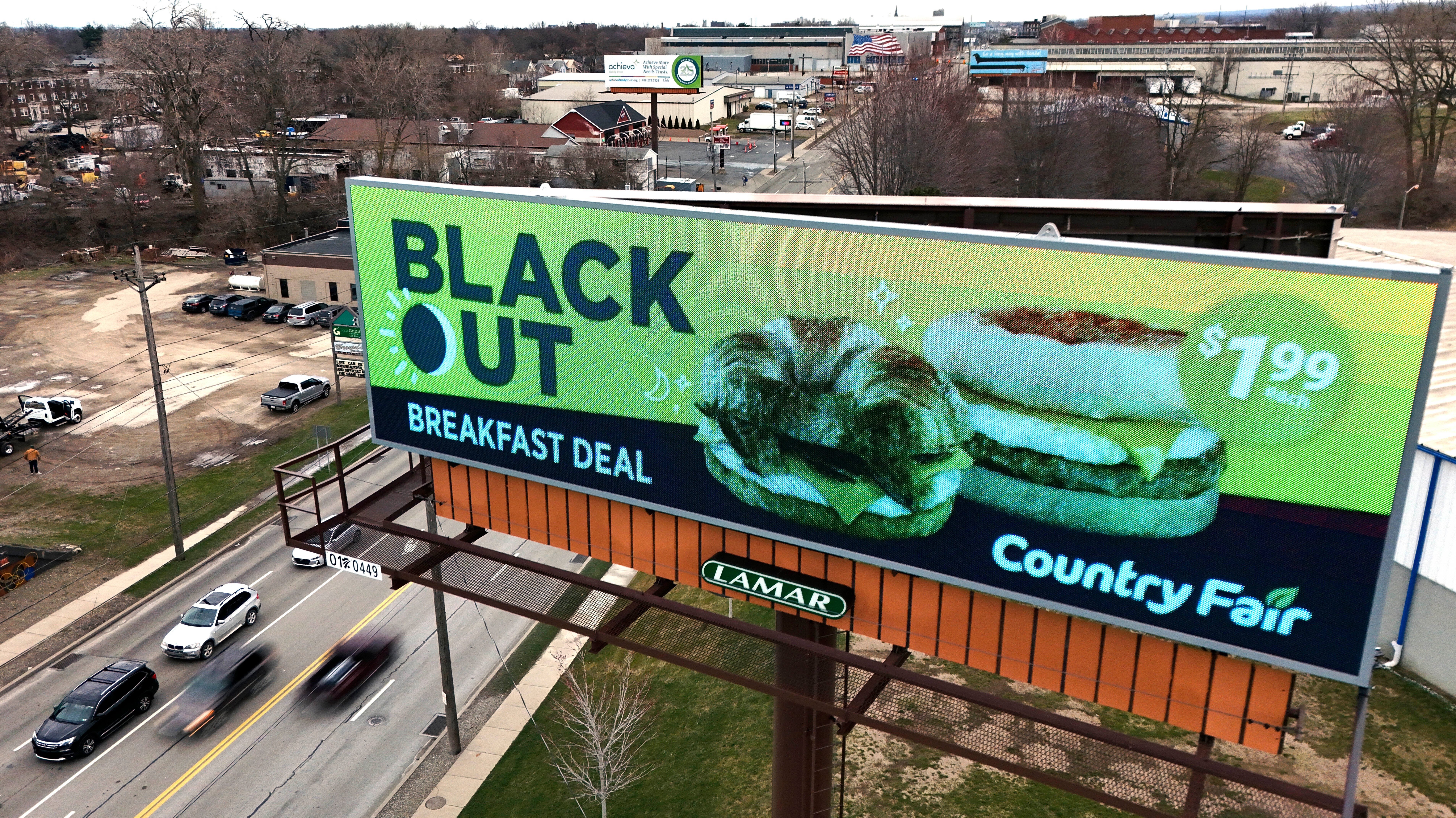 Dies ist eine Werbetafel in Erie, Pennsylvania, die am Freitag, dem 22. März 2024, für ein Frühstücks-Sandwich-Special wirbt, das mit der bevorstehenden totalen Sonnenfinsternis zusammenfällt, die Erie mit etwas Wetterglück am 8. April erleben wird