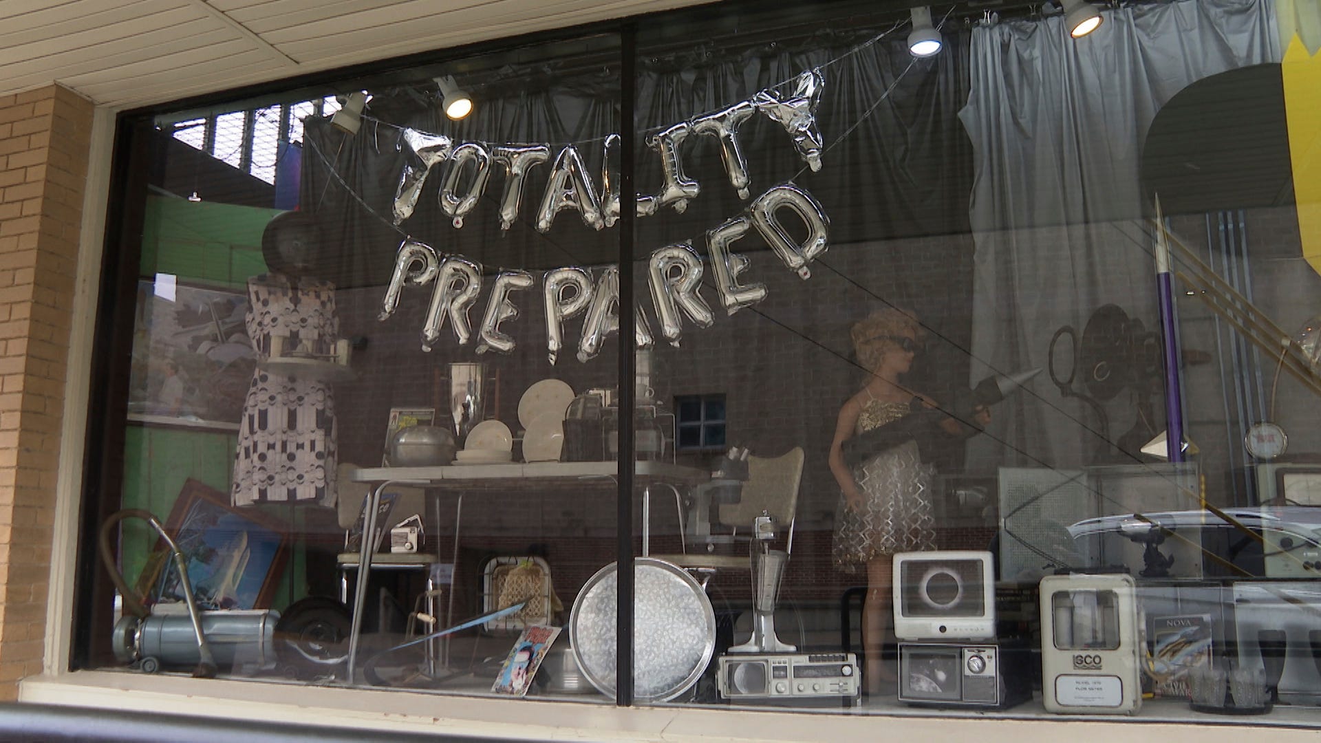 Ein Antiquitätengeschäft zeigt vor der Sonnenfinsternis in Waxahachie, Texas, am Samstag, dem 6. April 2024, ein Schild mit der Aufschrift „Totality Prepared“.