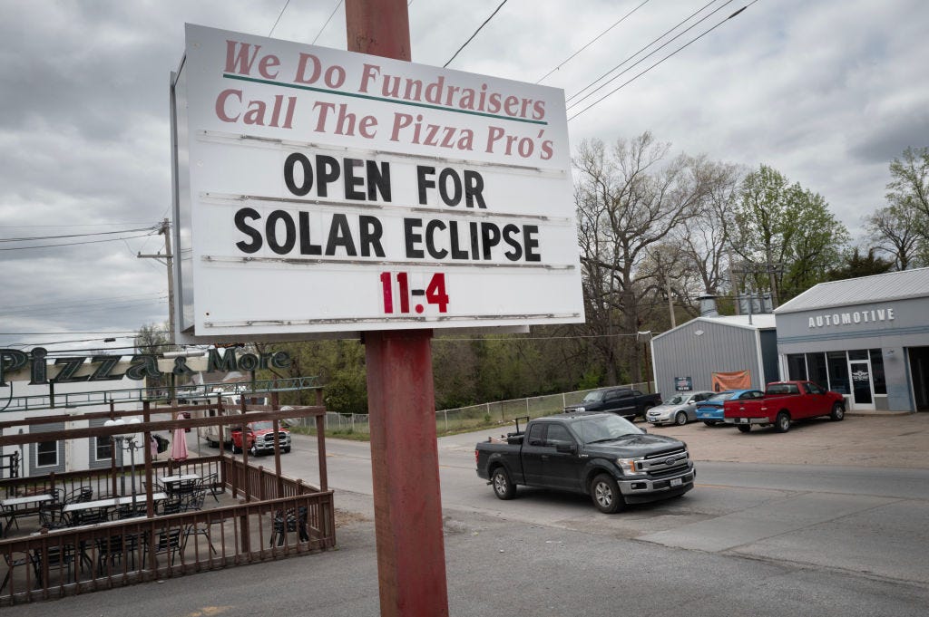 Ein Pizzarestaurant gibt bekannt, dass es während der Sonnenfinsternis am 5. April 2024 in Pinckneyville, Illinois, geöffnet sein wird.  Gemeinden im ganzen Land, die sich auf dem Weg der totalen Sonnenfinsternis befinden, bereiten sich auf einen massiven Zustrom von Besuchern vor, um das seltene Himmelsphänomen zu beobachten.