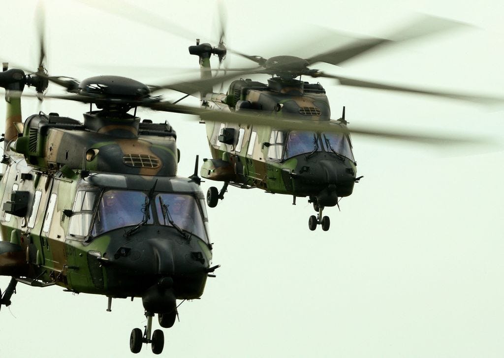 Zwei Hubschrauber vom Typ NH 90 „Caiman“ fliegen während des Militärmanövers „Orion“ über dem Lager von Sissonne im Nordosten Frankreichs am 2. Mai 2023.