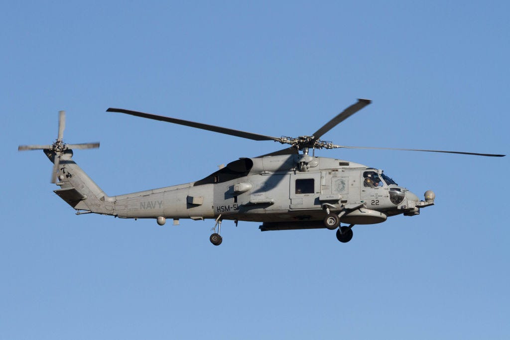 Die Sikorsky SH-60 Seahawk der US Navy fliegt mit dem Helicopter Maritime Strike Squadron Five-One (HSM-51) in der Nähe der Naval Air Facility in Kanagawa.