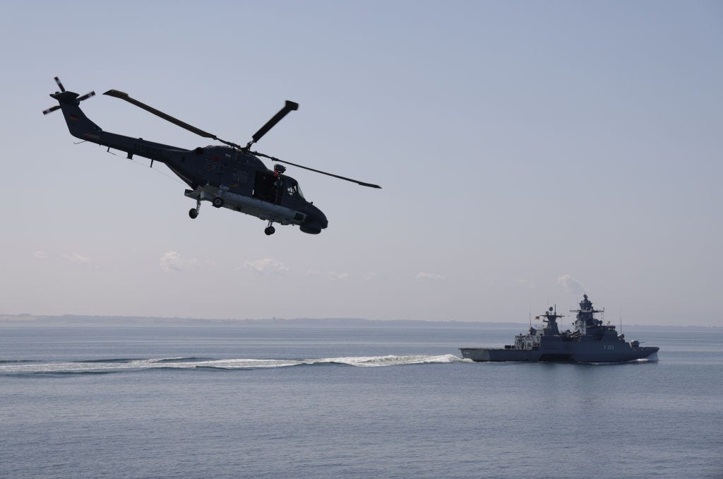 Ein Sea Lynx-Hubschrauber der deutschen Marine überfliegt am 05. Juni 2023 die Korvette Oldenburg in der Ostsee in der Nähe von Rostock.