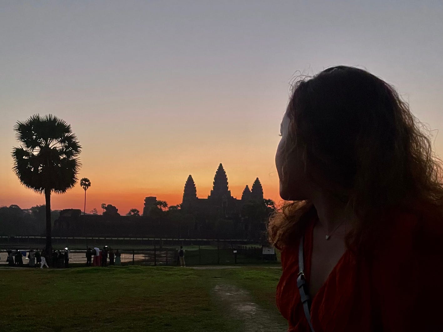 Frau vor dem Tempel bei Sonnenaufgang