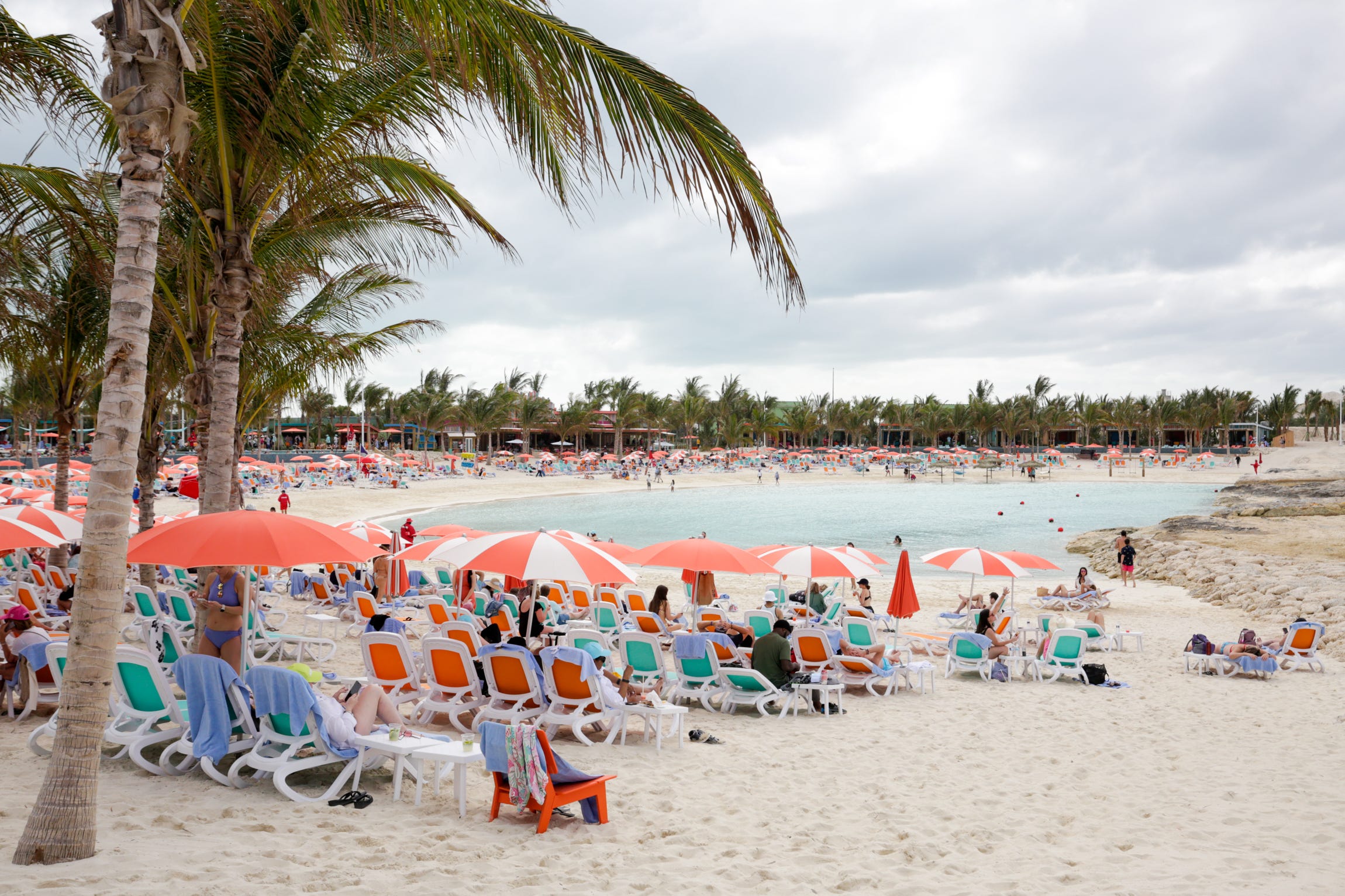 Royal Caribbean Perfect Day am CocoCay's Hideaway Beach mit Gästen, die unter Sonnenschirmen faulenzen