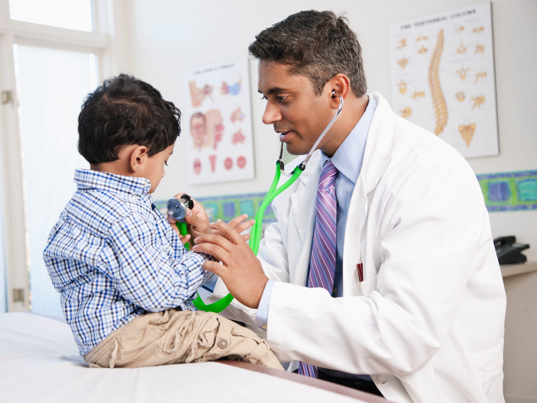Arzt und Kind in einer Arztpraxis