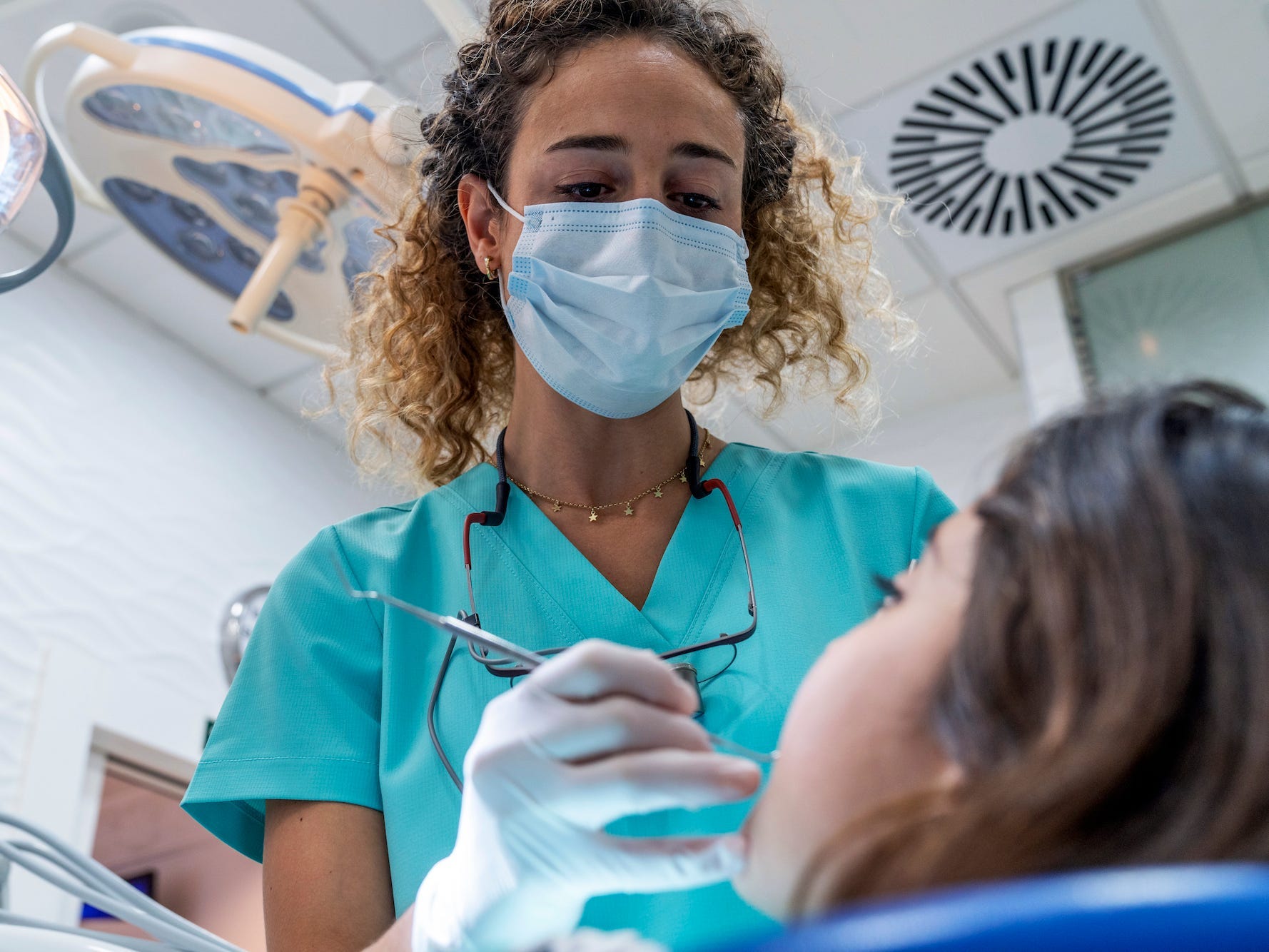 Zahnarzt untersucht Zähne in einer Zahnarztpraxis