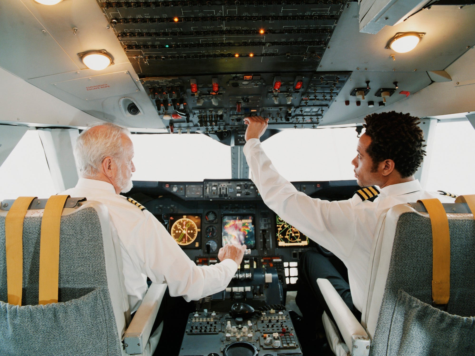 Zwei Piloten einer Fluggesellschaft in einem Flugzeug