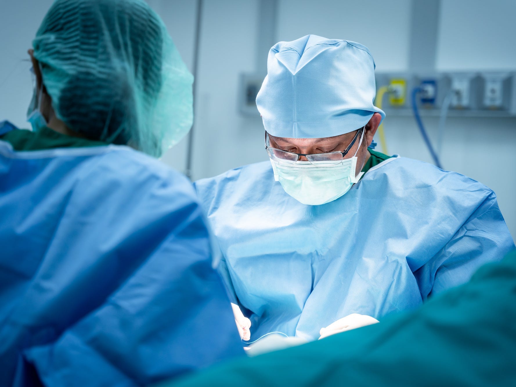 Zwei Chirurgen in einem Operationssaal