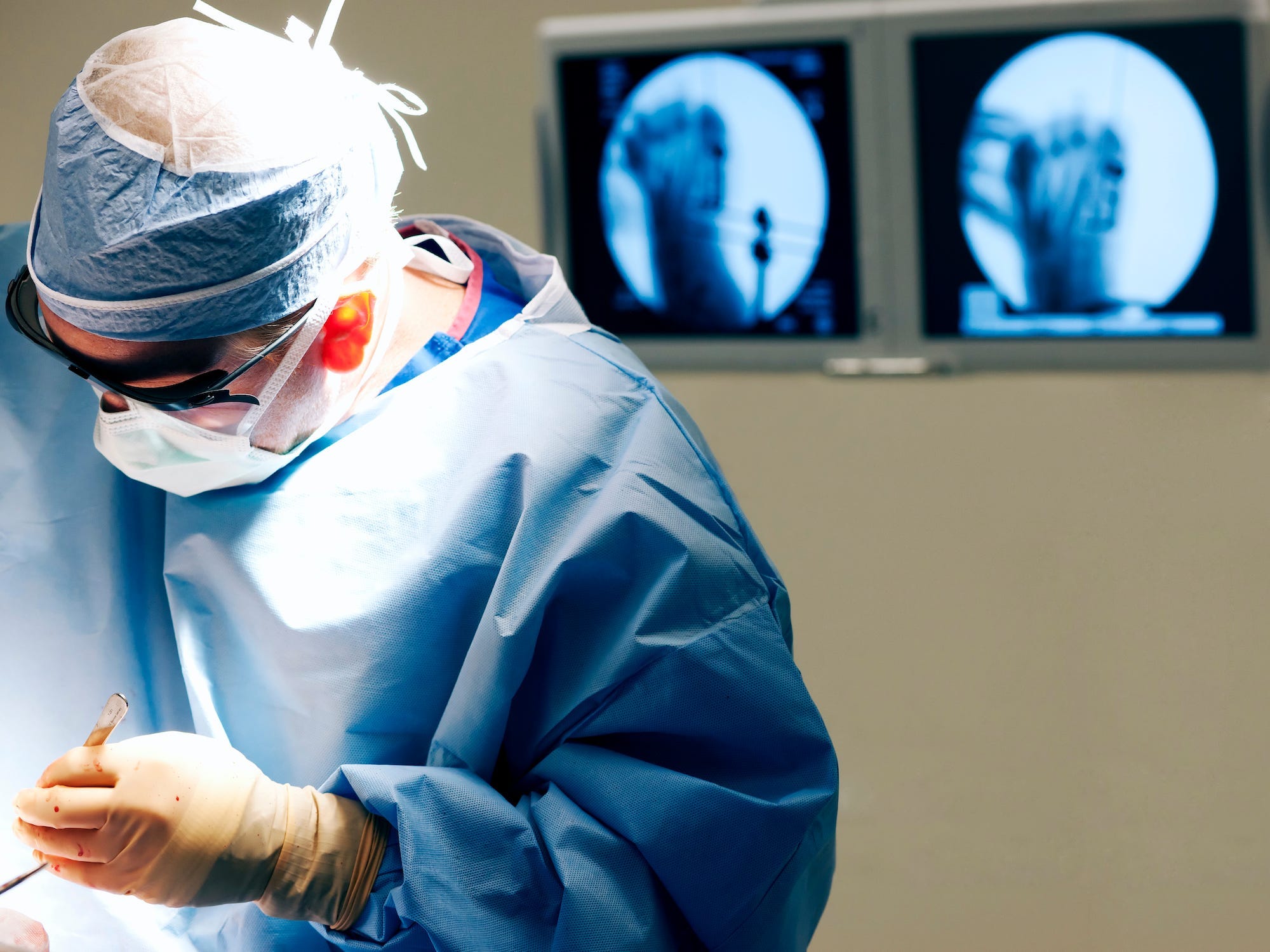 Orthopädischer Chirurg operiert einen Fuß