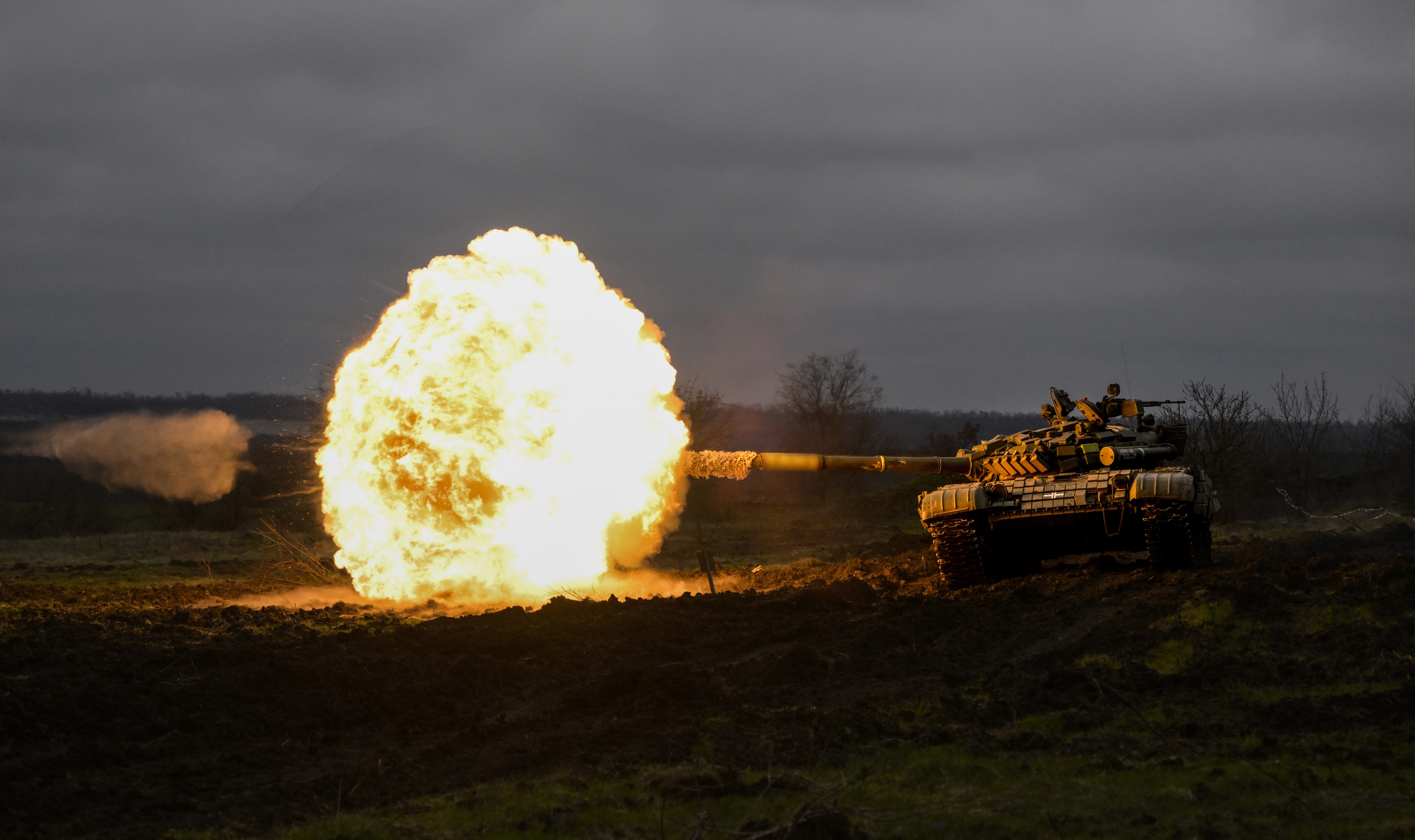 Ein ukrainischer Panzer feuert Ende März 2023 während einer Übung an der Frontlinie der Oblast Donezk in der Ukraine ab.