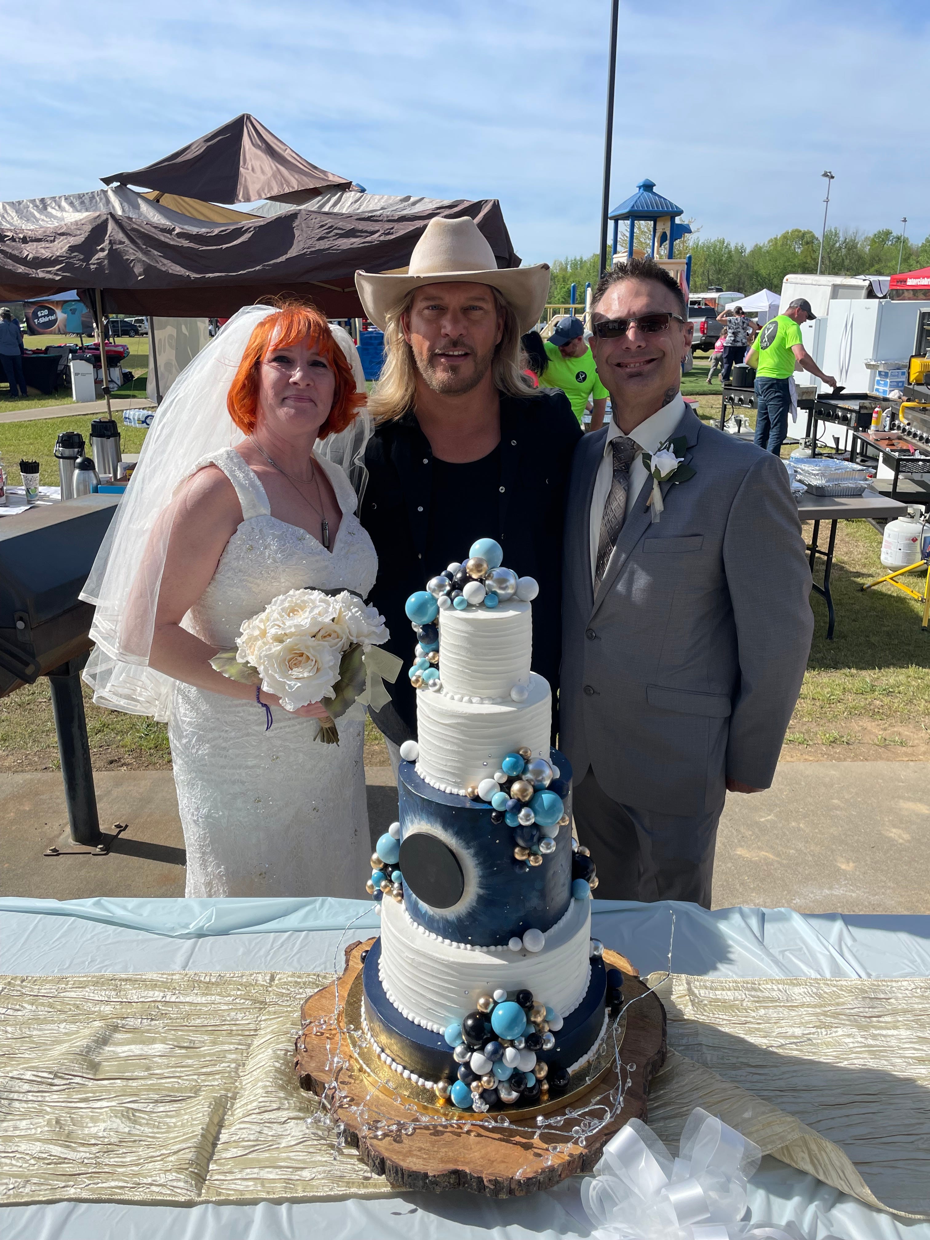 Country-Sänger Craig Wayne Boyd (Mitte) posiert mit einem frisch verheirateten Paar bei Total Eclipse of the Heart in Russellville, Arkansas.