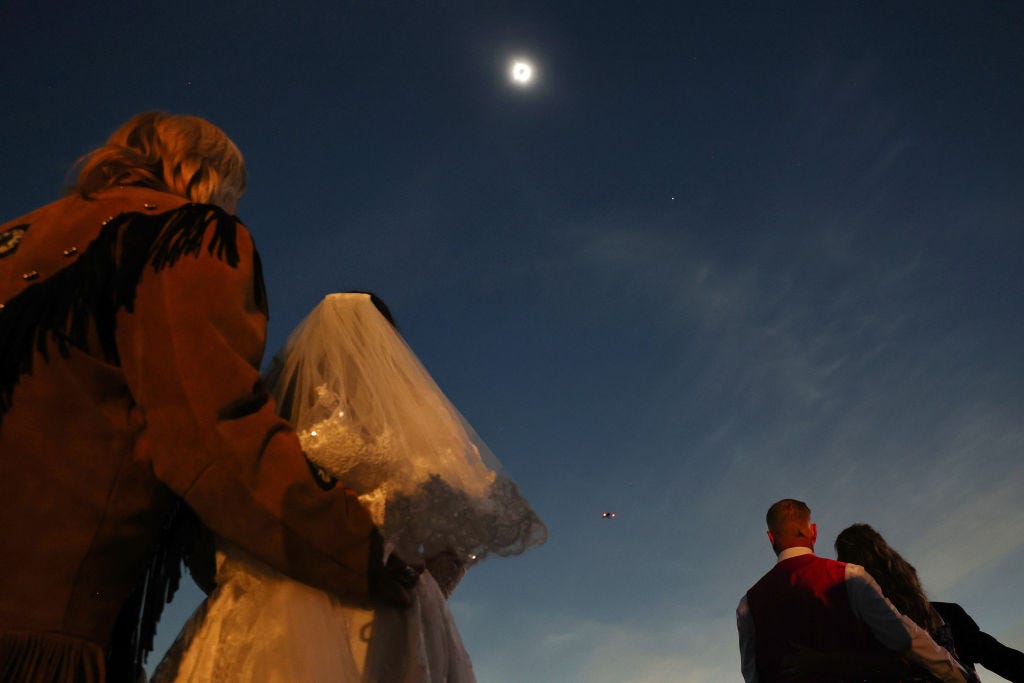 Paare beobachten die Sonnenfinsternis beim Total Eclipse of the Heart Festival in Arkansas