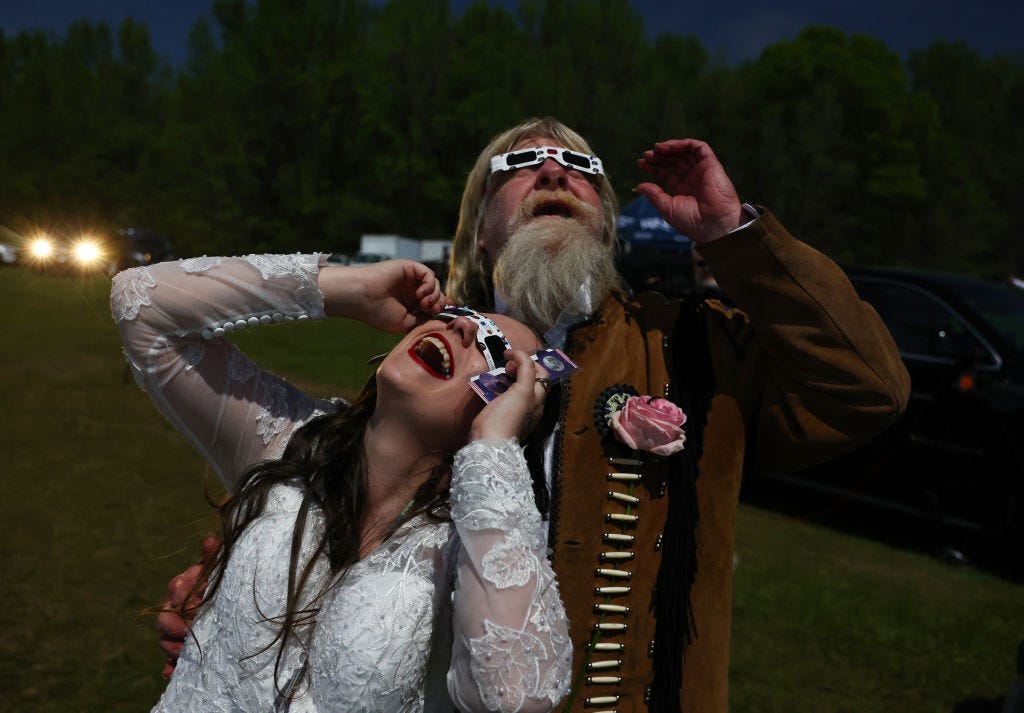 Eine Braut und ein Bräutigam beobachten die Sonnenfinsternis in Arkansas im Jahr 2024