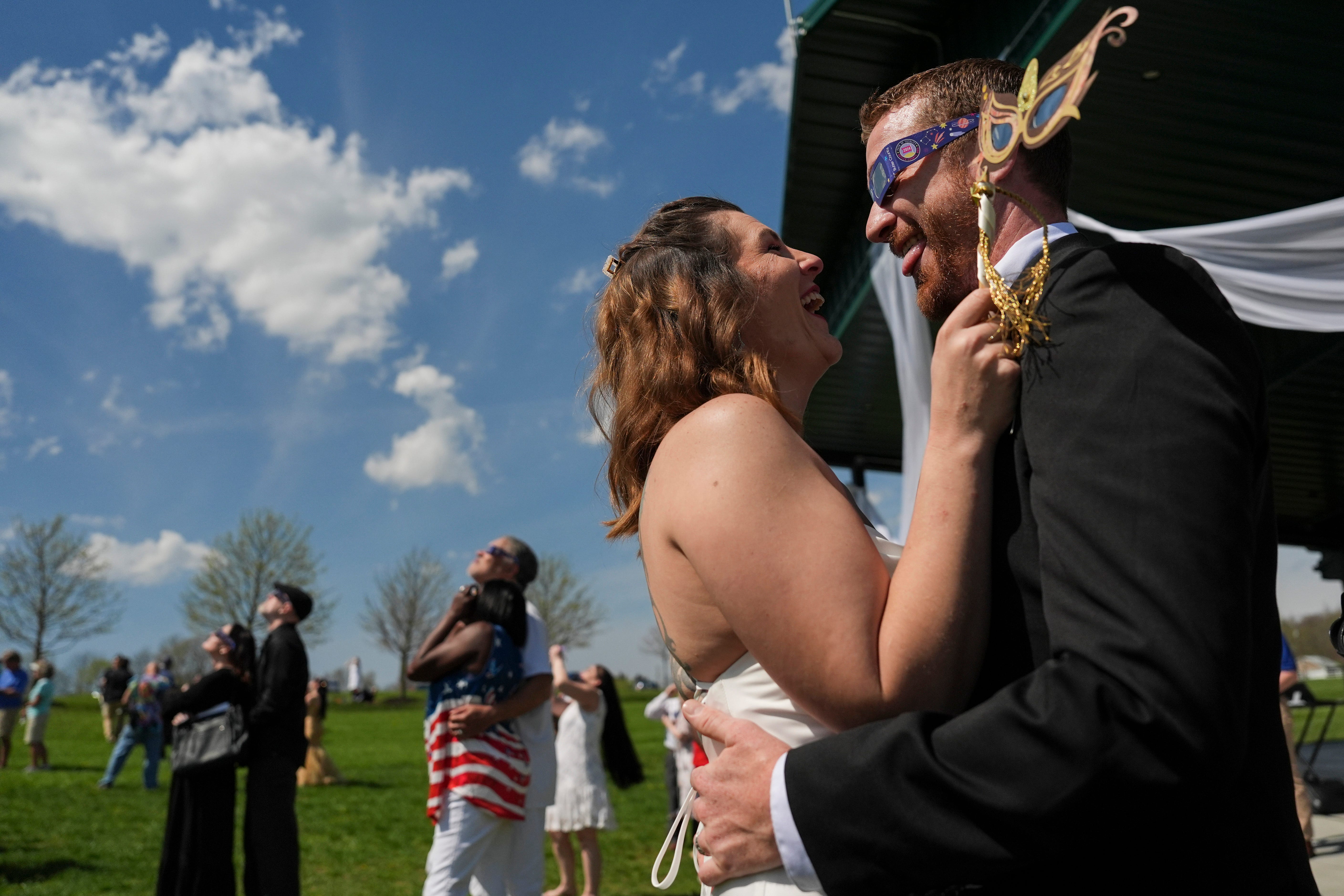Gerald Lester (rechts) tanzt mit seiner neuen Frau Samantha Palmer nach einer Hochzeitszeremonie während einer totalen Sonnenfinsternis