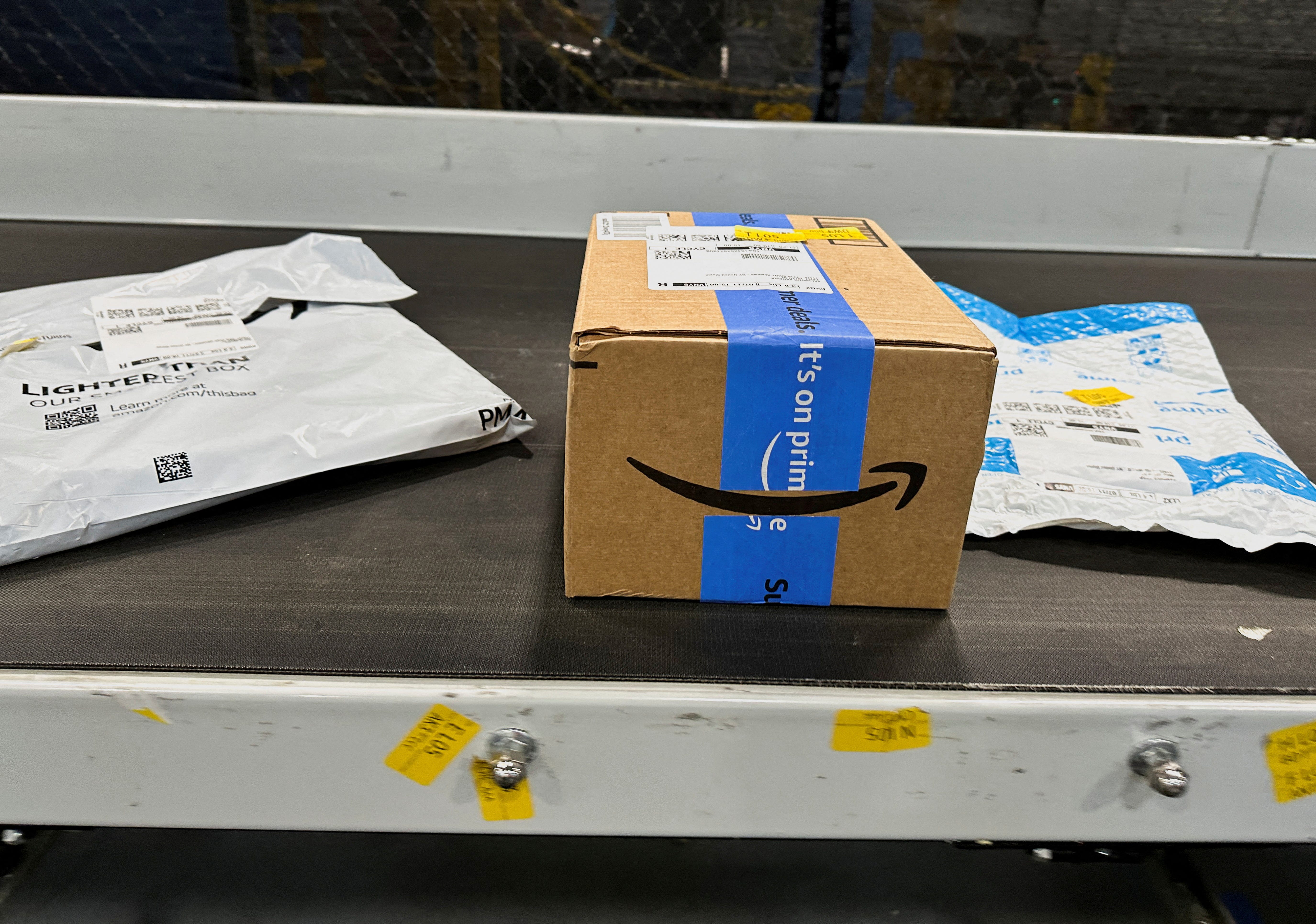 Amazon-Pakete auf einem Förderband.