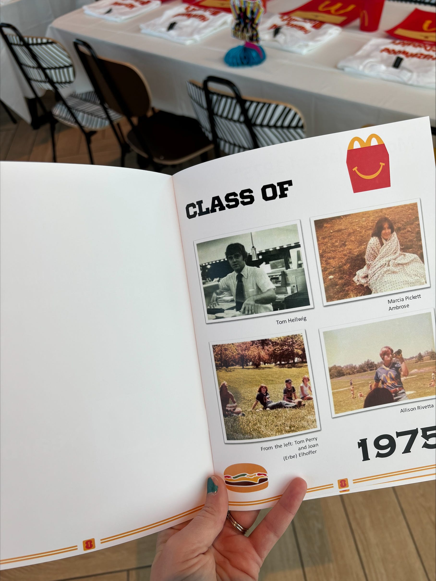Ein Foto eines Jahrbuchs, das von ehemaligen McDonald's-Mitarbeitern erstellt wurde