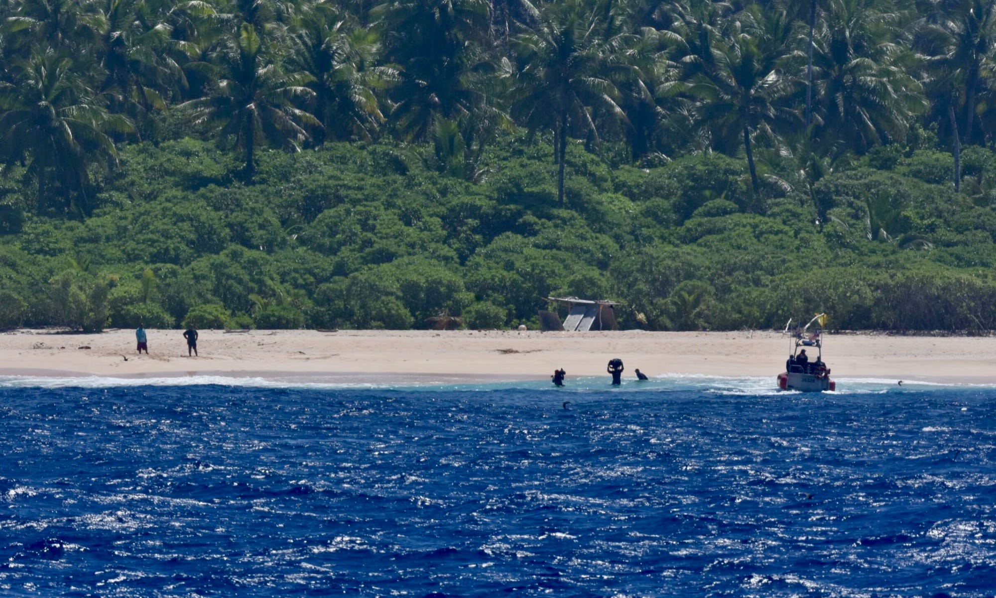 Die Besatzung der USCGC Oliver Henry nimmt am 9. April 2024 Kontakt mit drei Seeleuten auf, die auf dem Pikelot-Atoll im Bundesstaat Yap in den Föderierten Staaten von Mikronesien gestrandet sind.