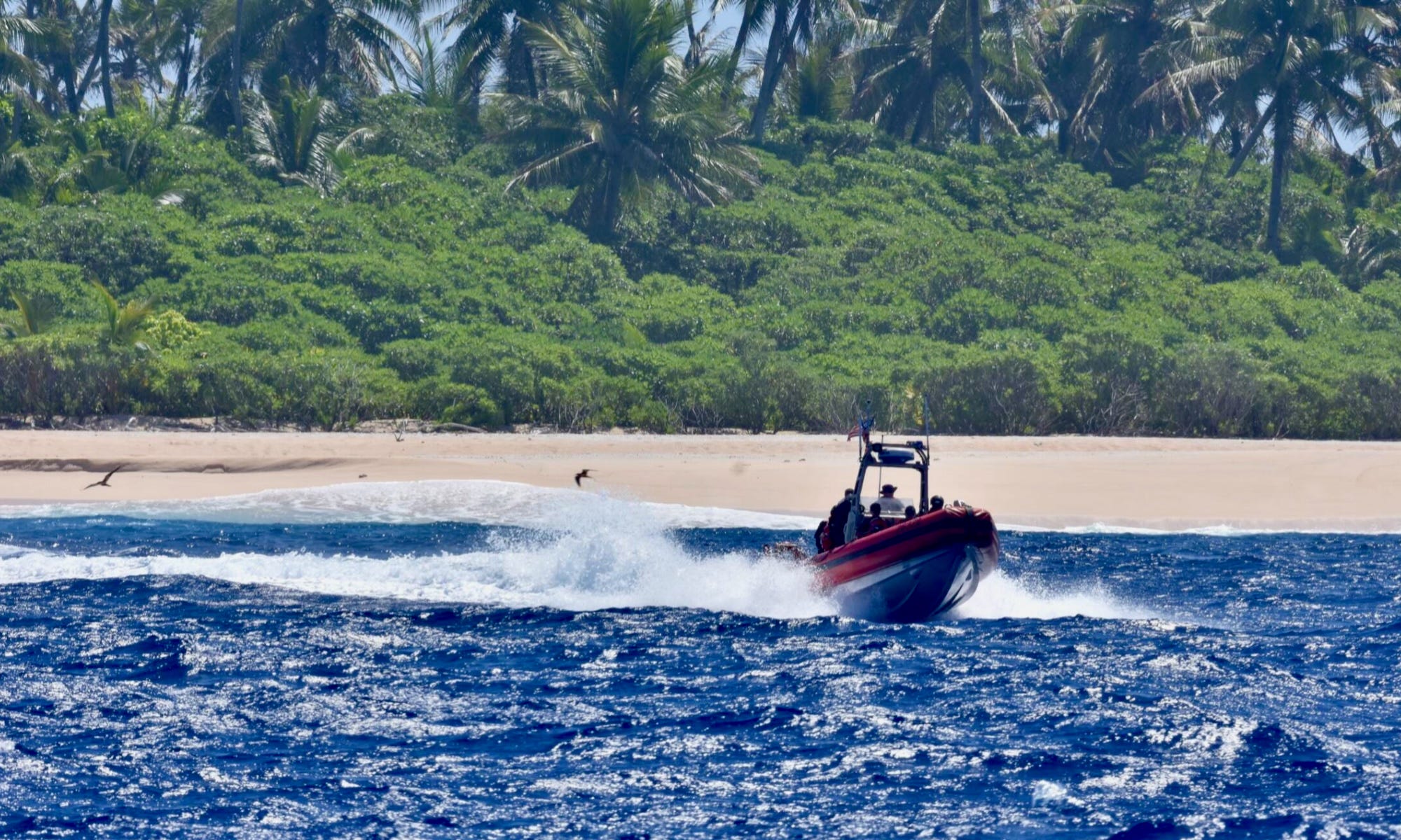 Die Besatzung der USCGC Oliver Henry rettet am 9. April 2024 drei auf dem Pikelot-Atoll im Bundesstaat Yap in den Föderierten Staaten von Mikronesien gestrandete Seeleute.