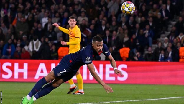 Kylian Mbappe von PSG versucht im Viertelfinal-Hinspiel der Champions League in Paris eine Flanke gegen Barcelona zu erreichen