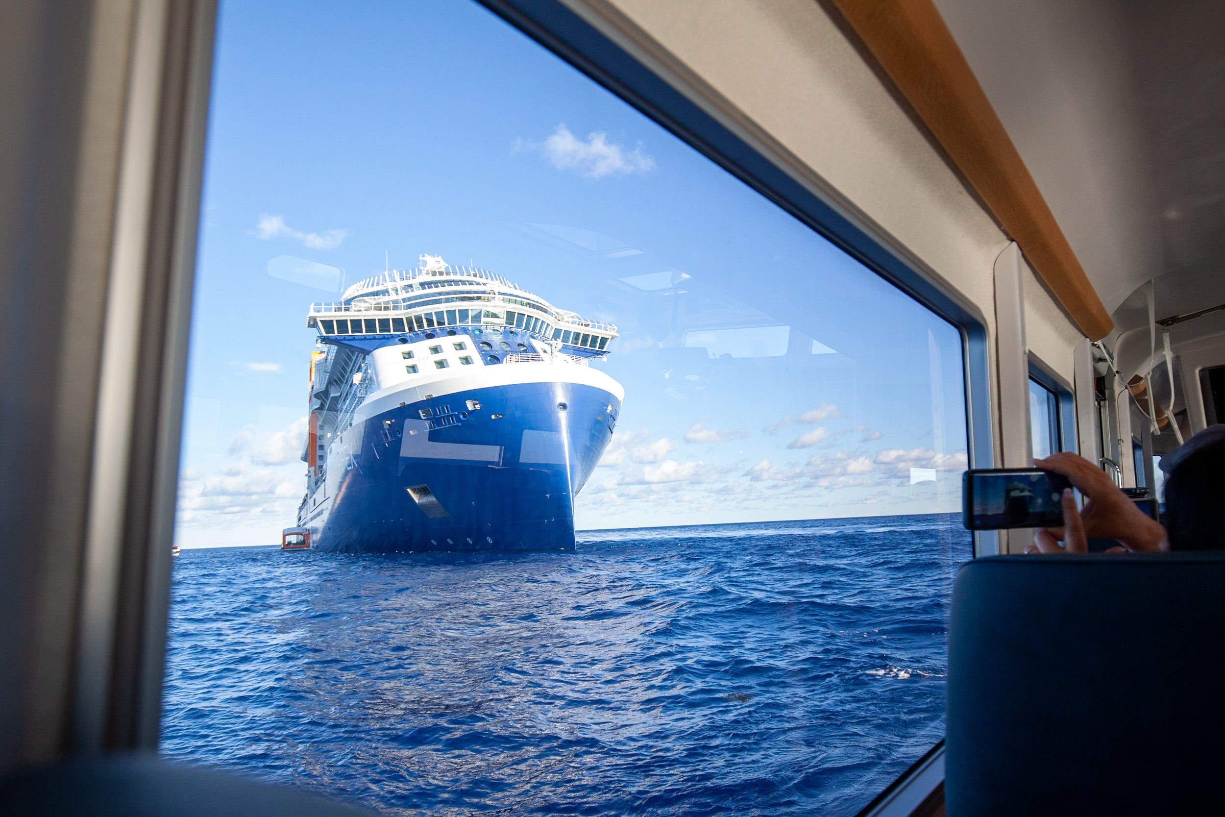 Das Kreuzfahrtschiff Celebrity Apex auf See, fotografiert durch das Fenster eines Beibootes