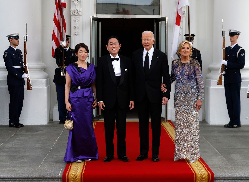 Präsident Joe Biden und First Lady Jill Biden begrüßen den japanischen Premierminister Fumio Kishida und seine Frau Yuko Kishida zu einem Staatsessen im Weißen Haus