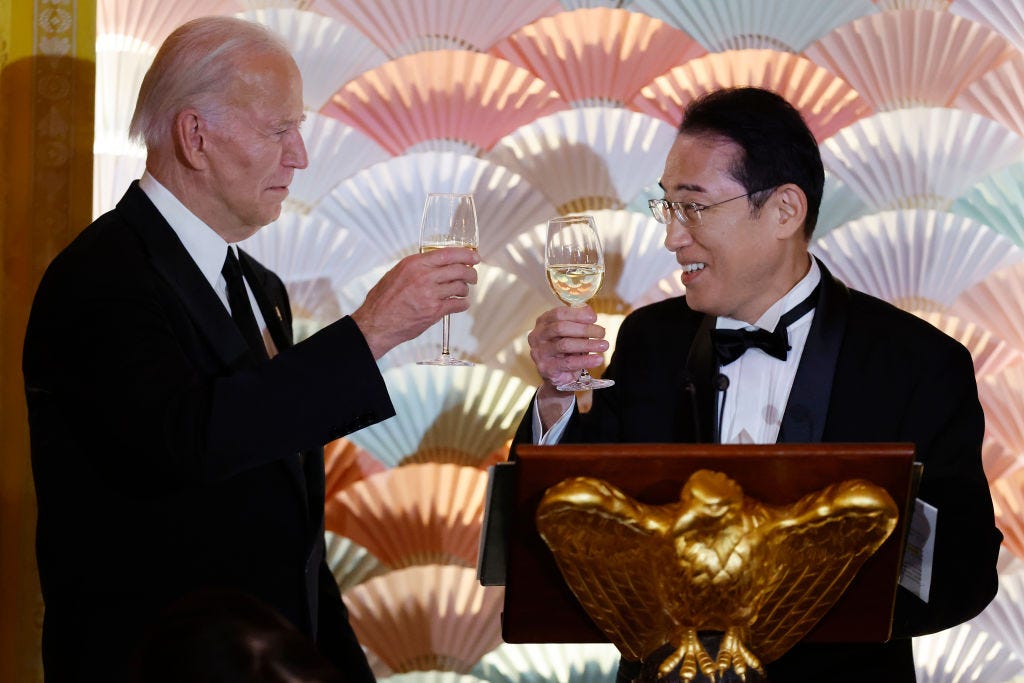 Präsident Joe Biden und der japanische Premierminister Fumio Kishida stoßen während eines Staatsessens im East Room des Weißen Hauses aufeinander an