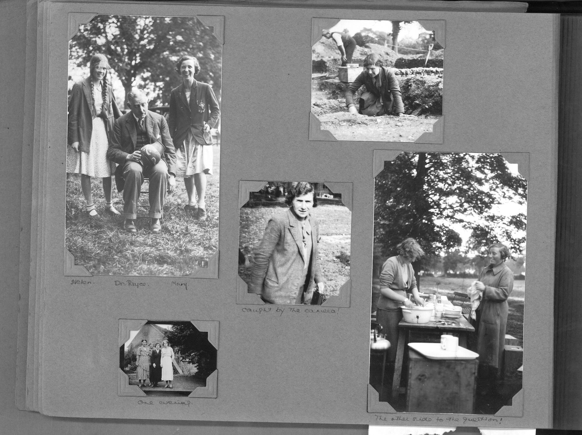 Eine Fotoalbumseite mit fünf Schwarzweißfotos von der Verulamium-Ausgrabung in Großbritannien in den 1930er Jahren